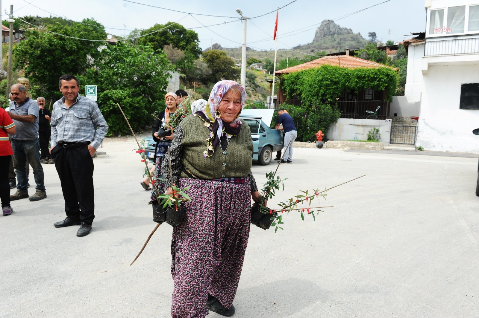 Karşıyaka Belediyesi’nden Sancaklı’da fidan dayanışması