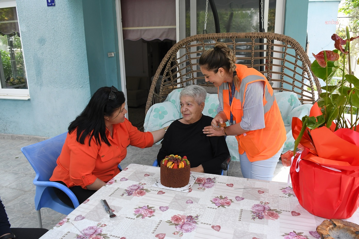 Kuşadası Belediyesi'nden yalnız yaşayan Bilge Eltez'e doğum günü sürprizi