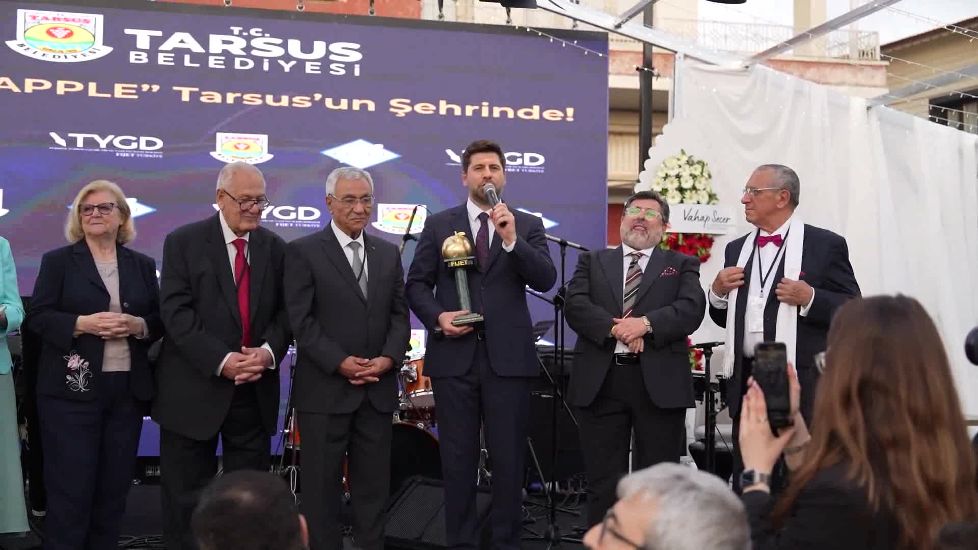 Golden Apple ödülü, Tarsus Belediye Başkanı Boltaç'a takdim edildi