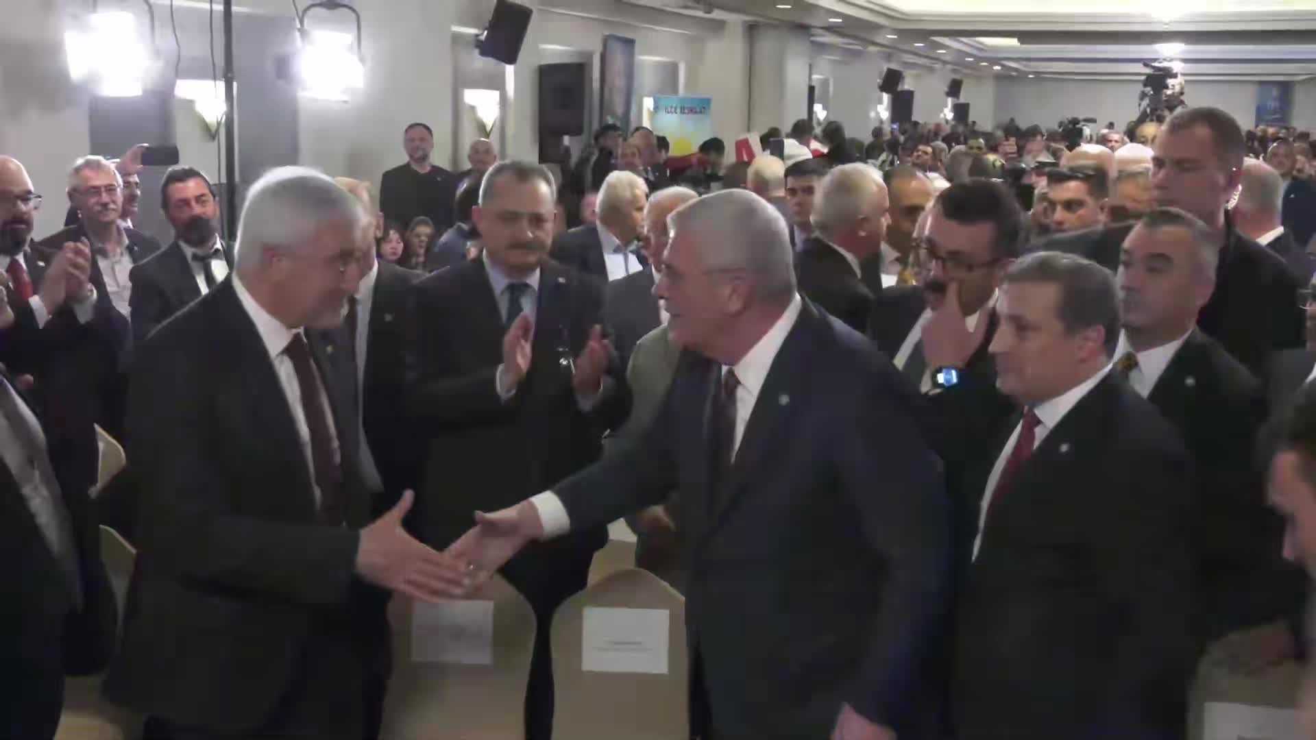 Dervişoğlu, Cumhurbaşkanı Erdoğan’ın İstanbul depremine ilişkin açıklamalarına tepki gösterdi: “Günaydın demekten başka bir şey söylemiyorum”