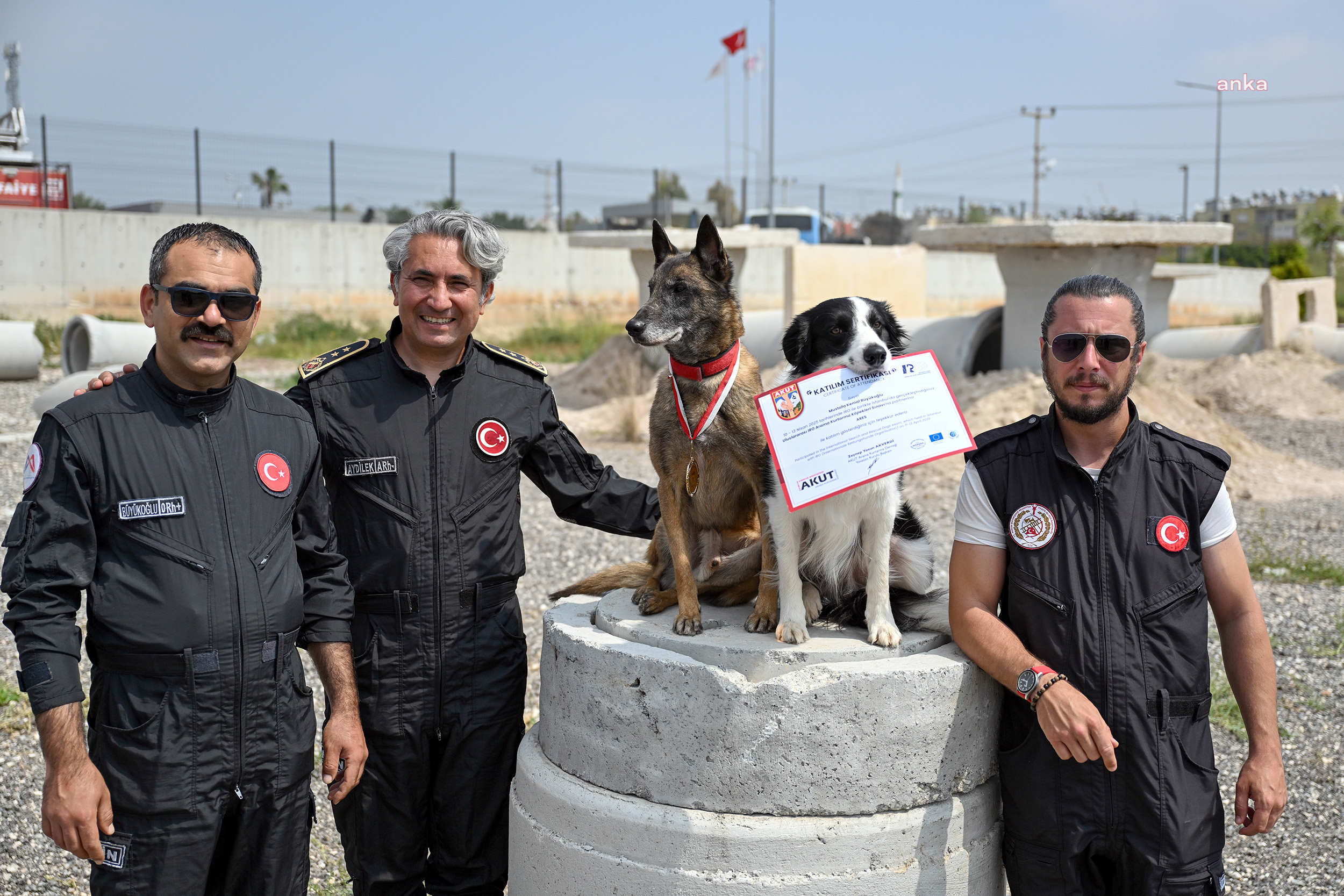 Mersin İtfaiyesi’nin kahraman patileri Ares ve Rex, uluslararası sınavda zirvede