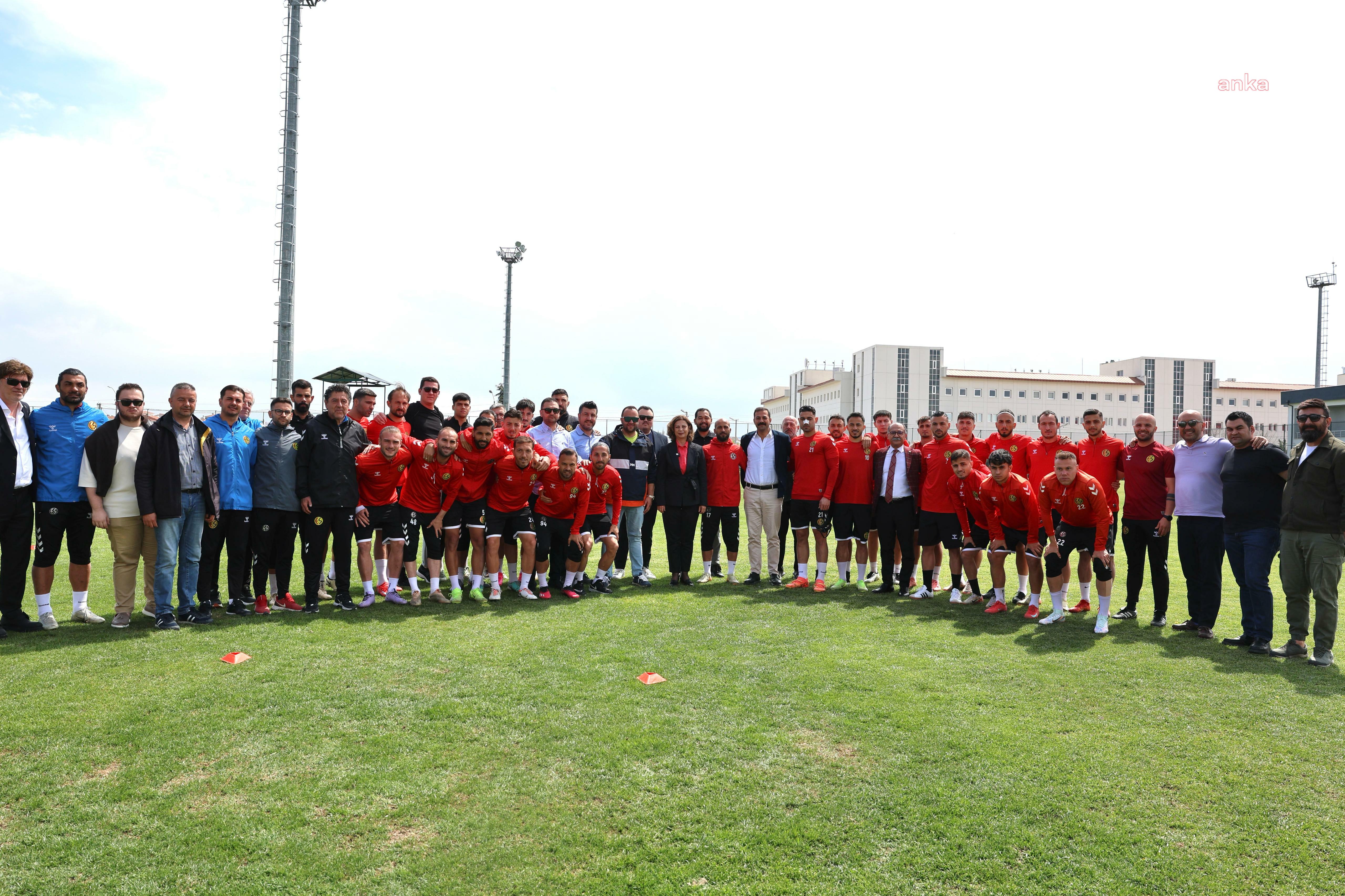 Eskişehir Büyükşehir Belediye Başkanı Ünlüce’den Eskişehirspor’a destek ziyareti