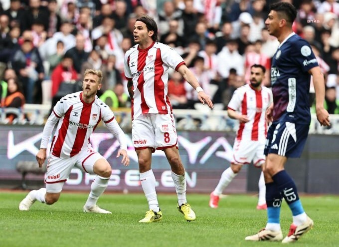 Sivasspor sahasında Antalyaspor’u 2-0 mağlup etti