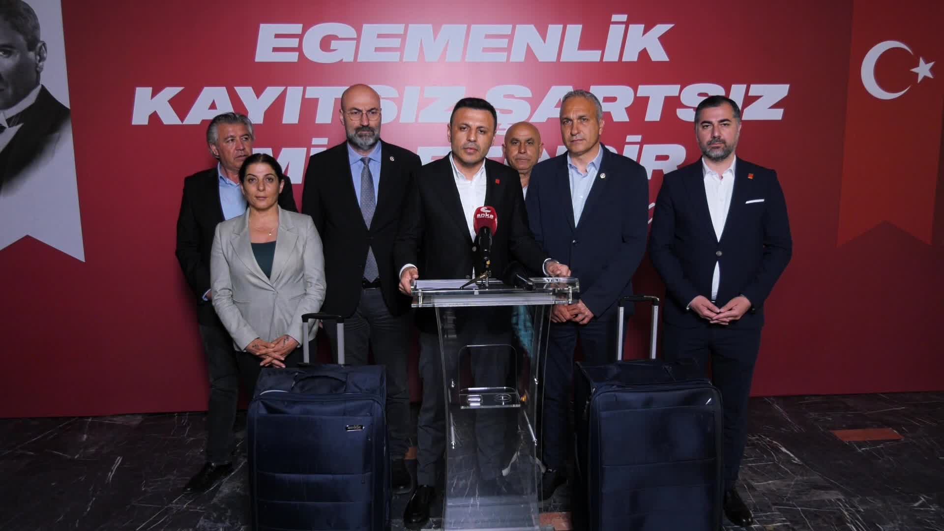 CHP İstanbul İl Başkanı Çelik'ten 'bavul' açıklaması: "Bu valizlerin içerisinde gördüğünüz gibi sinyal kesiciler var"