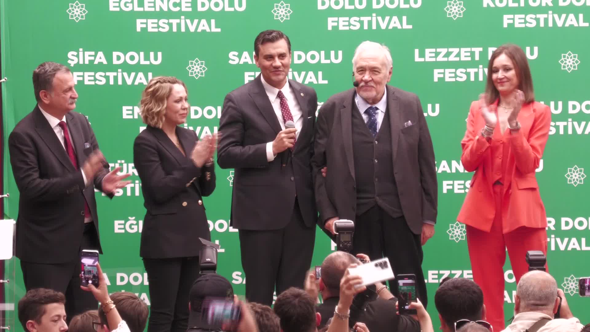 Uluslararası Manisa Mesir Macunu Festivali kapsamında Tarihçi İlber Ortaylı, vatandaşlarla bir araya geldi