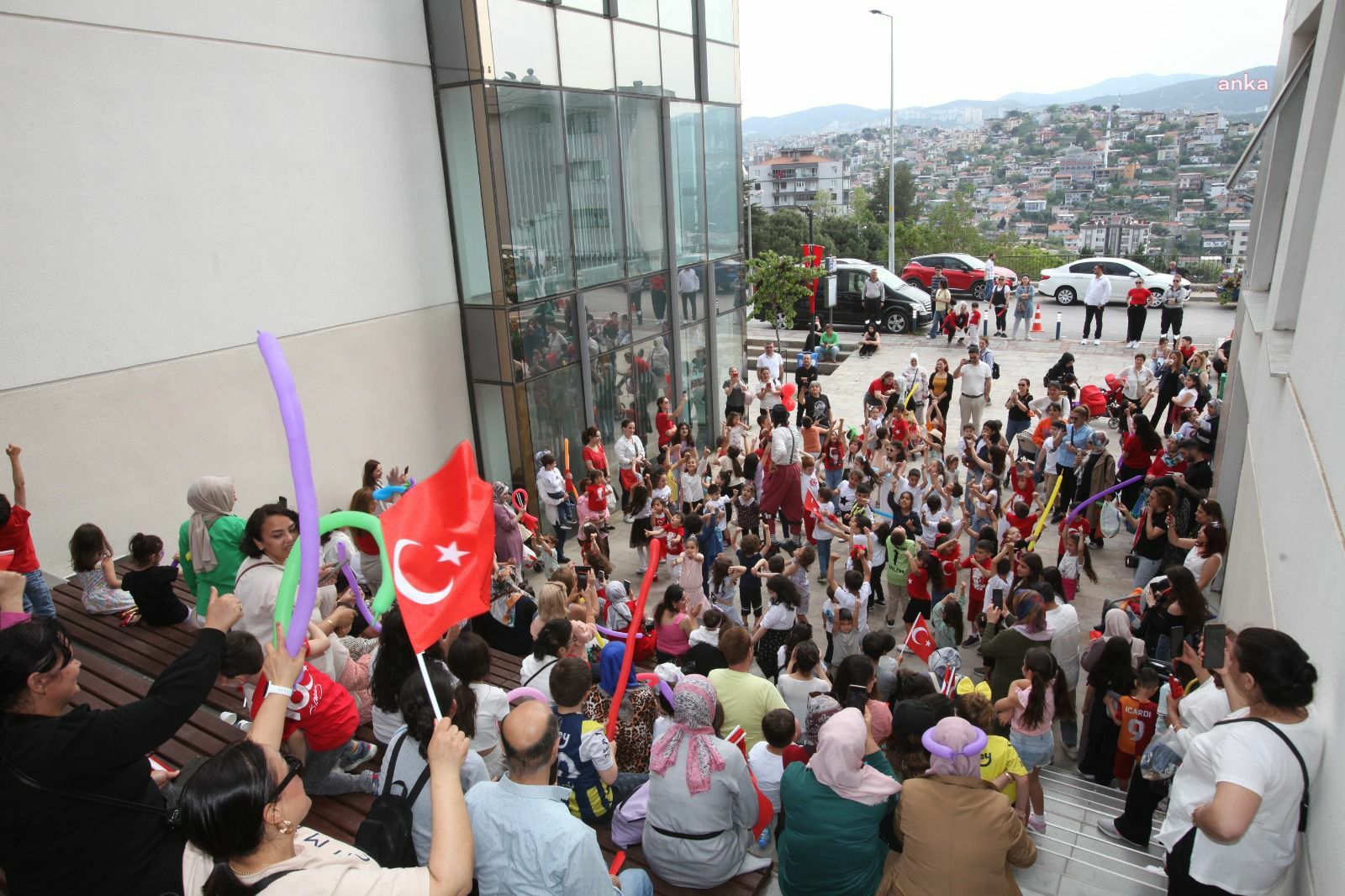 Karabağlar’da 23 Nisan coşkusu renkli etkinlerlerle kutlandı