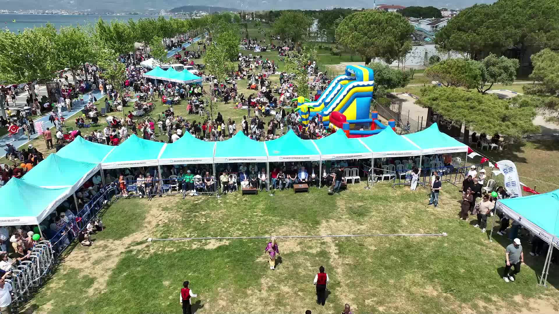 Edremit'te gökyüzü, uçurtmalarla renklendi