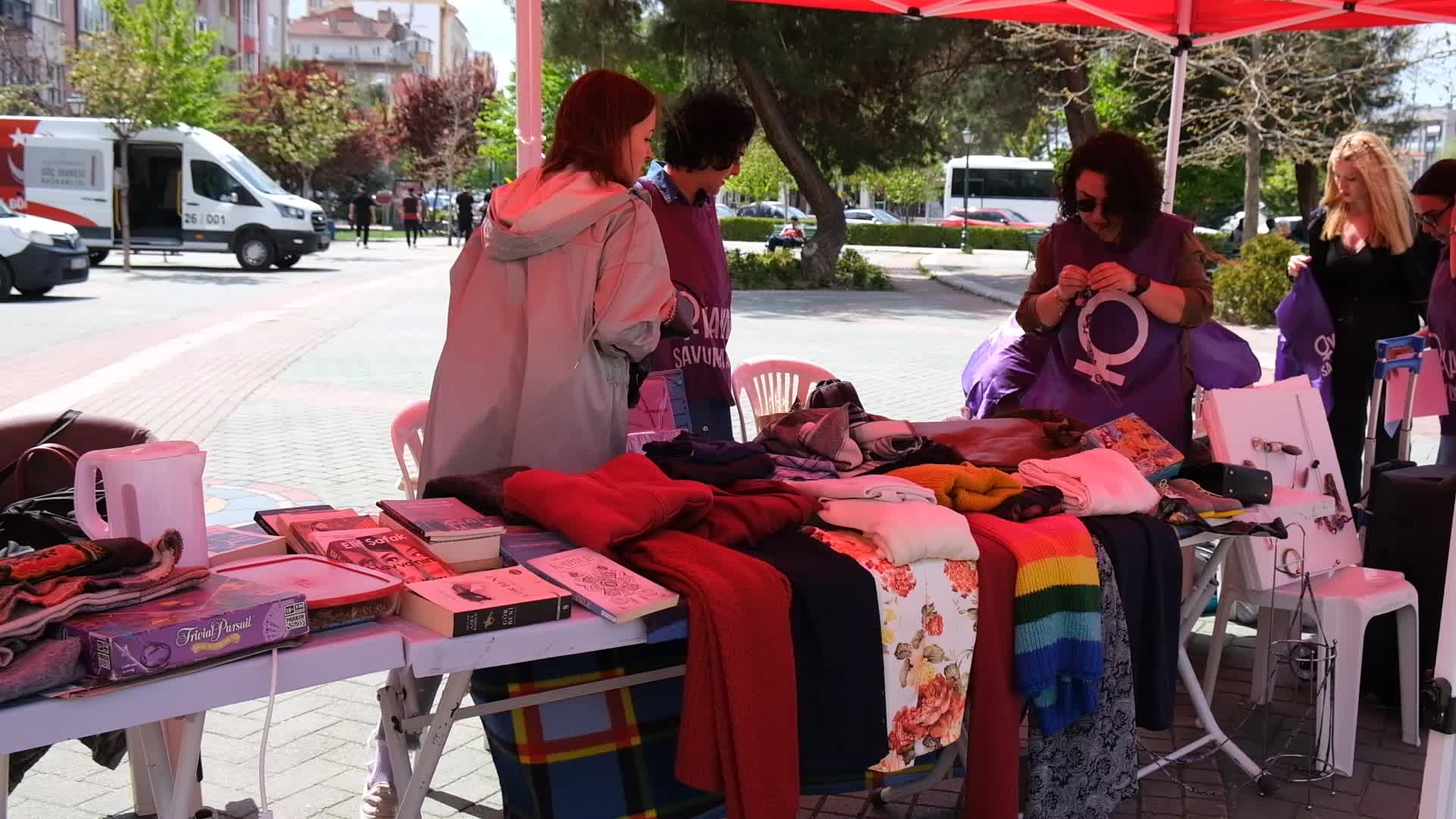 Eskişehir’de kurulan feminist takas pazarında iktidara tepki: “Sezaryen de doğurmak da doğurmamak da bizim kararımız”