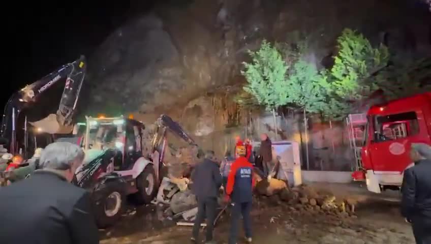 Samsun'un Canik ilçesinde heyelan meydana geldi