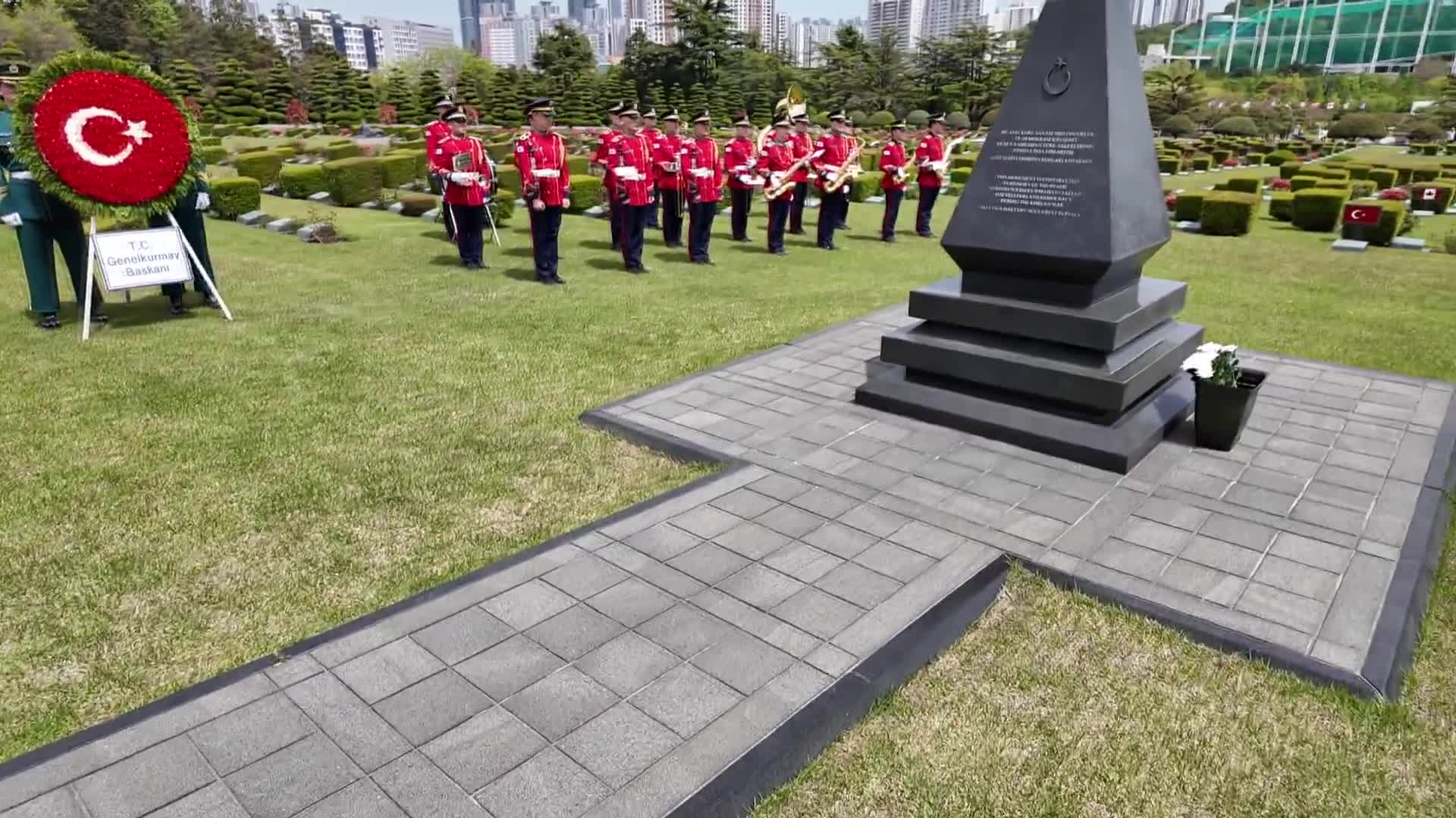 Genelkurmay Başkanı Orgeneral Gürak, Güney Kore'deki şehitliği ziyaret ederek, Türkiye'den götürülen vatan toprağını bıraktı