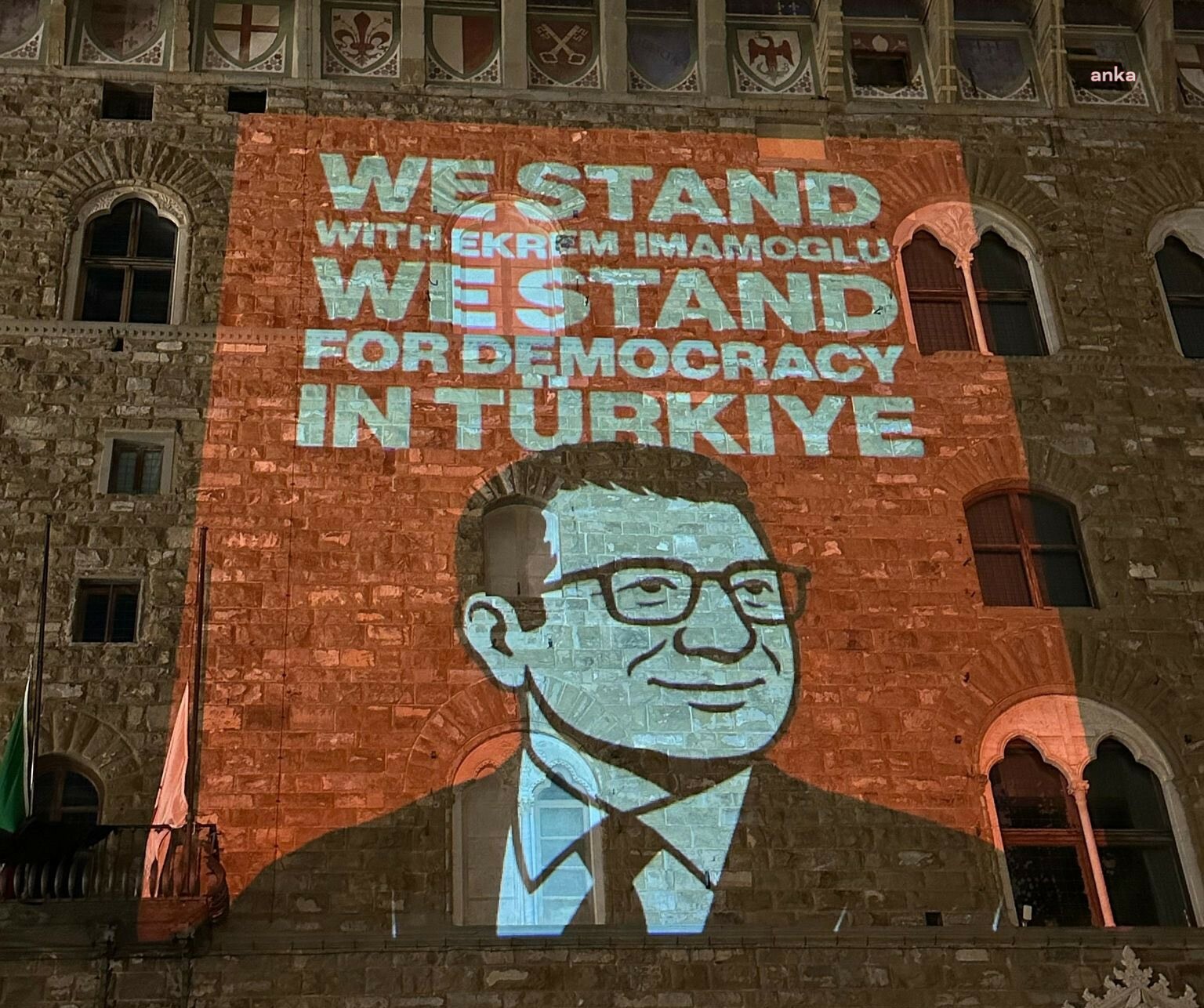 Floransa'nın simge yapılarından Palazzo Vecchio'ya Ekrem İmamoğlu'na destek mesajı yansıtıldı