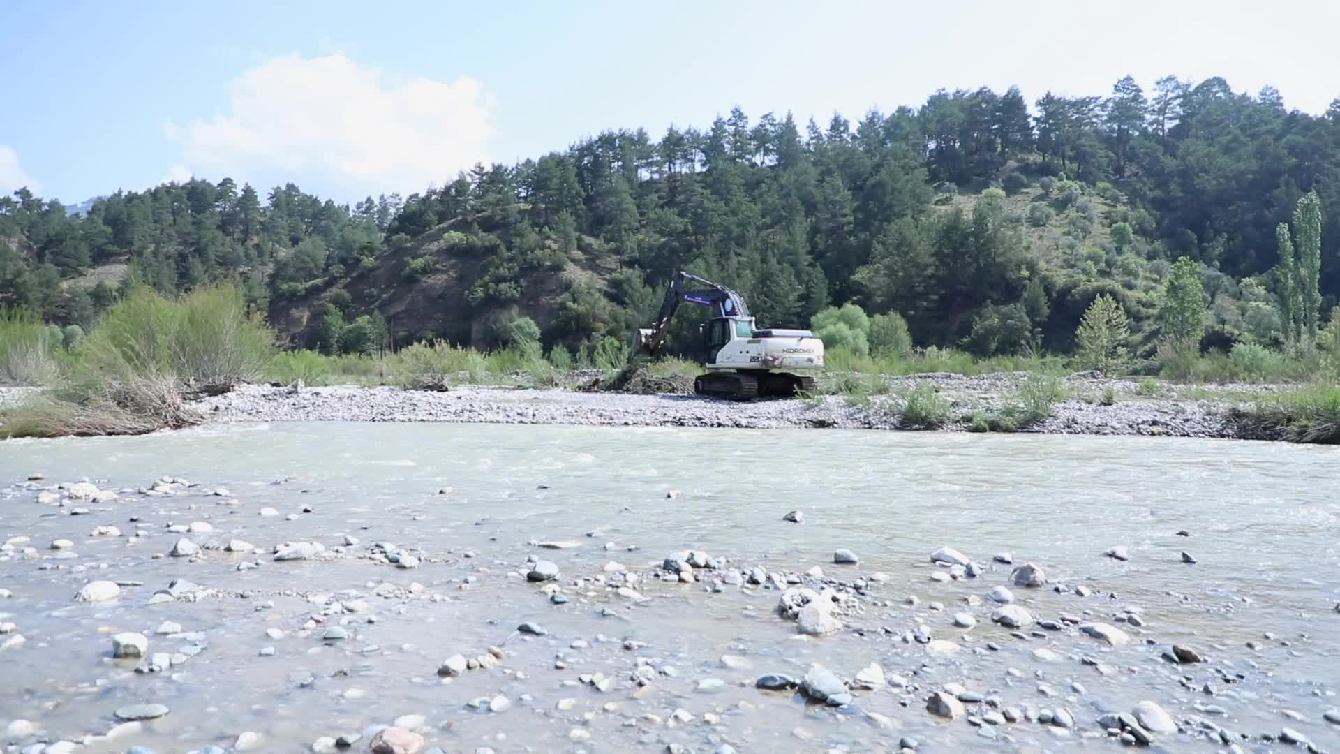Muğla Büyükşehir Belediyesinden sulama kanallarında temizlik çalışması