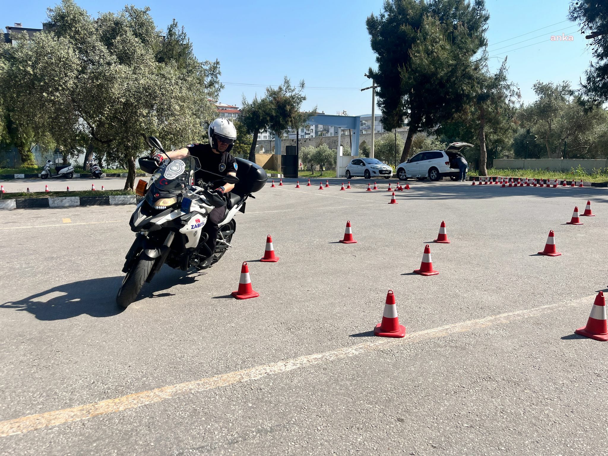 Kuşadası Belediyesi zabıtasına güvenli sürüş eğitimi verildi