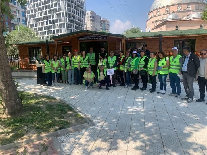 Yunusemre Kent Konseyi’nden Hafsa Sultan’da temizlik çalışması