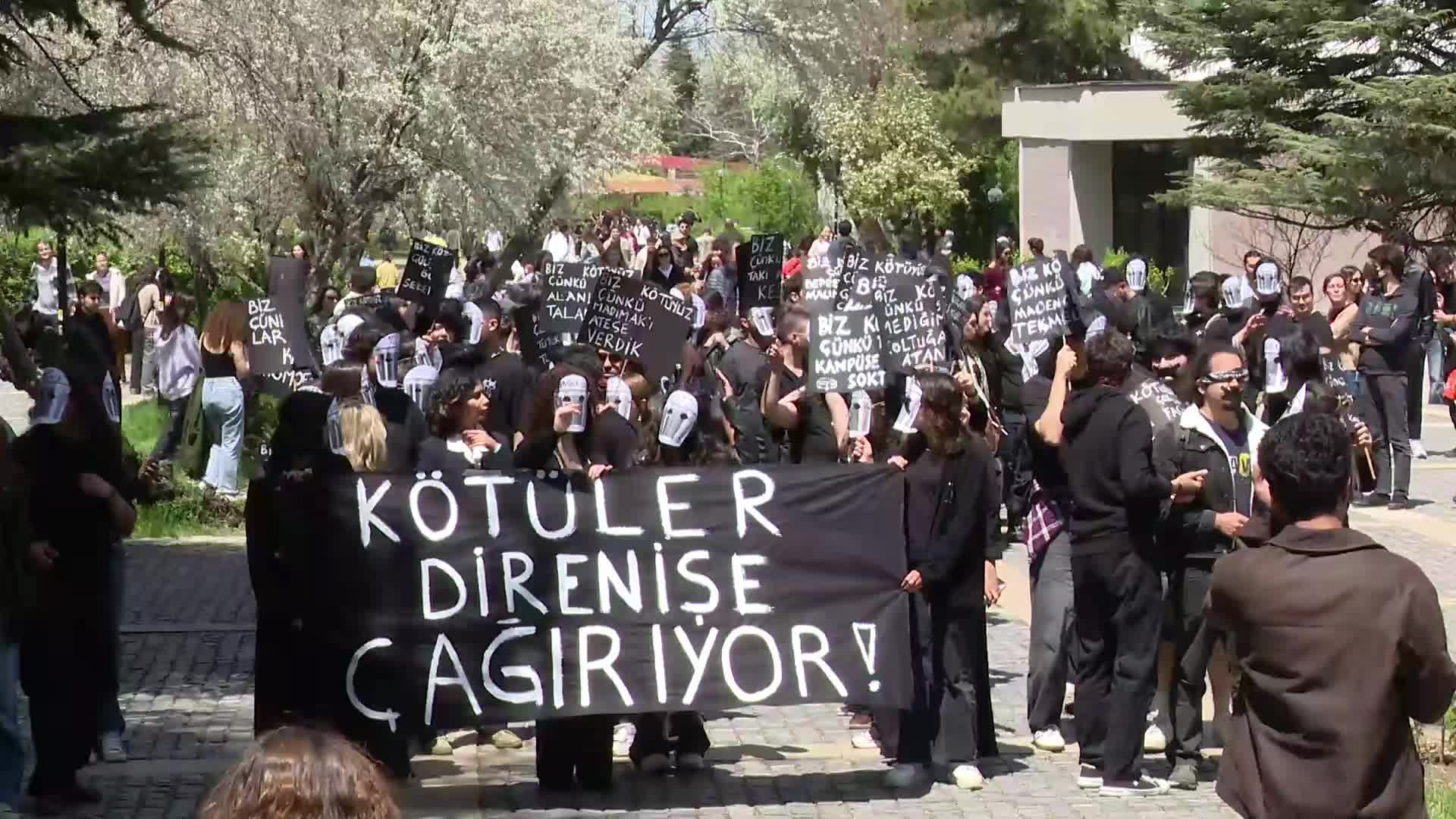 "Kötüler" ODTÜ'de yürüdü, basın açıklamasını "Baş kötü" okudu: "Biz kötüyüz çünkü, seçimlerde korktuğumuz isimleri hapislere tıktık, halkın iradesiyle seçilen belediye başkanlarına kayyum atadık"