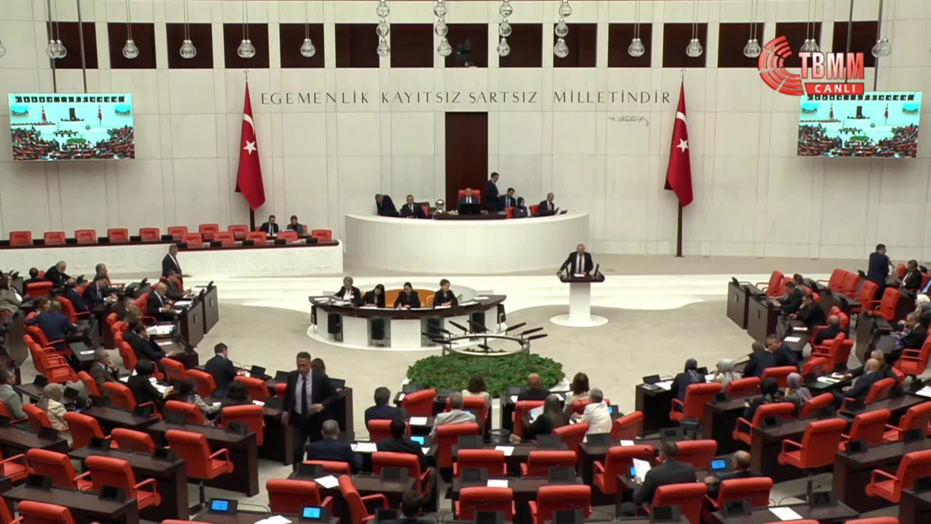 TBMM Genel Kurulu... Namık Tan: Sizin milli davanız Kıbrıs değil. Sizin davanız cüzdanlarınız, banka hesaplarınız, o hesaplara akan kirli paralar