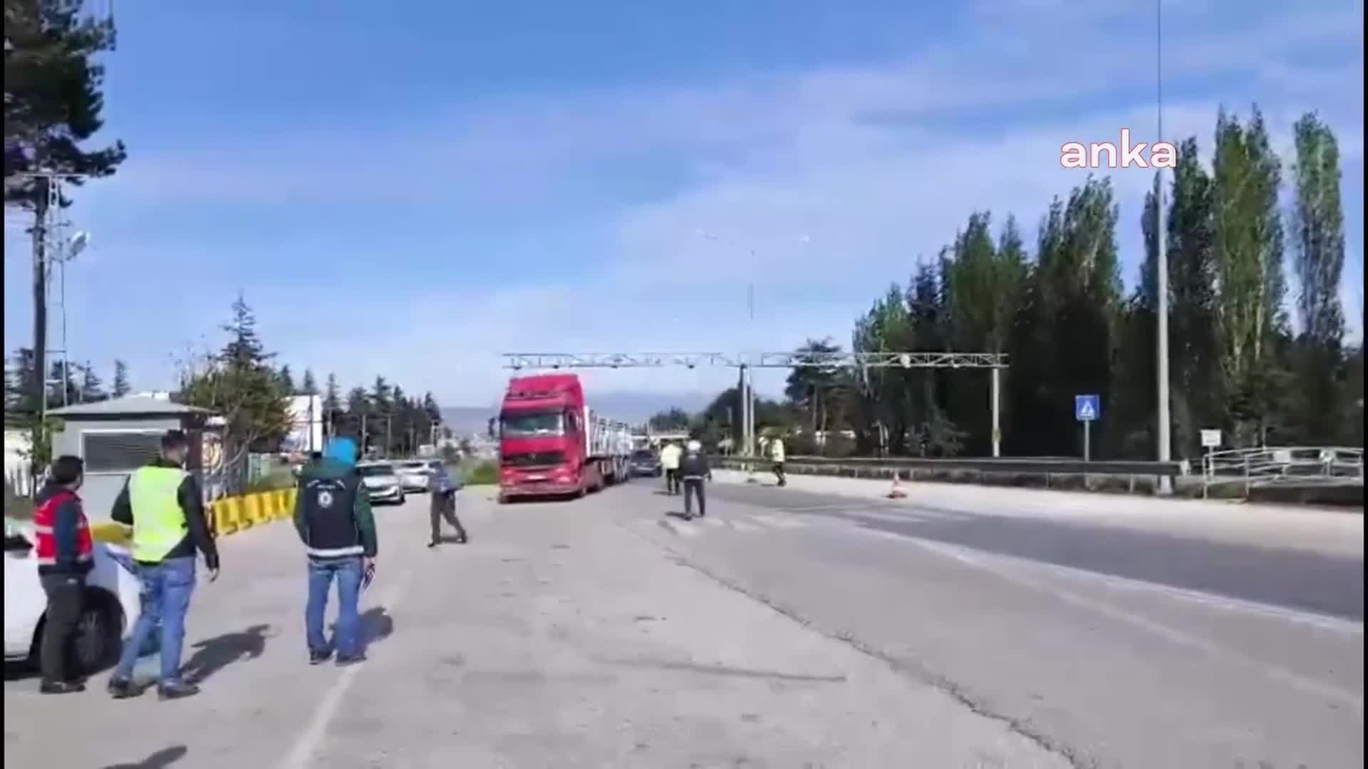 Amasya'da polis ekiplerince durdurulan tırın dorsesinde 10 düzensiz göçmen yakalandı