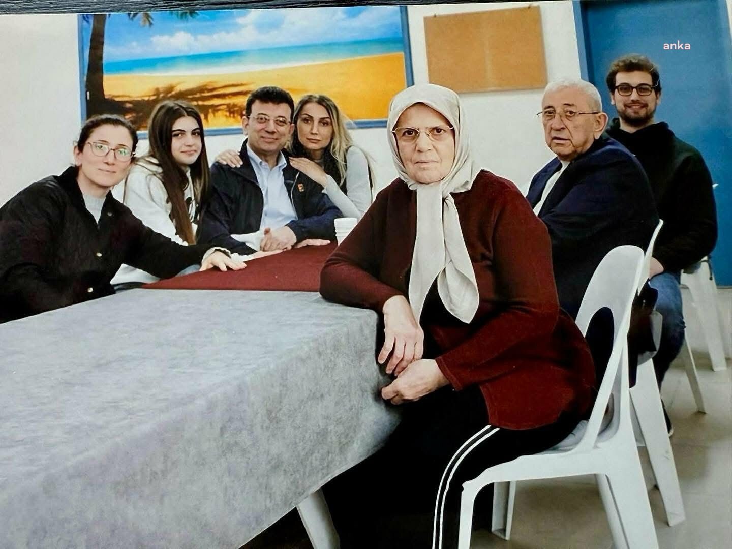 Ekrem İmamoğlu, ailesiyle görüşmesi sırasında çekilmiş fotoğrafı paylaştı