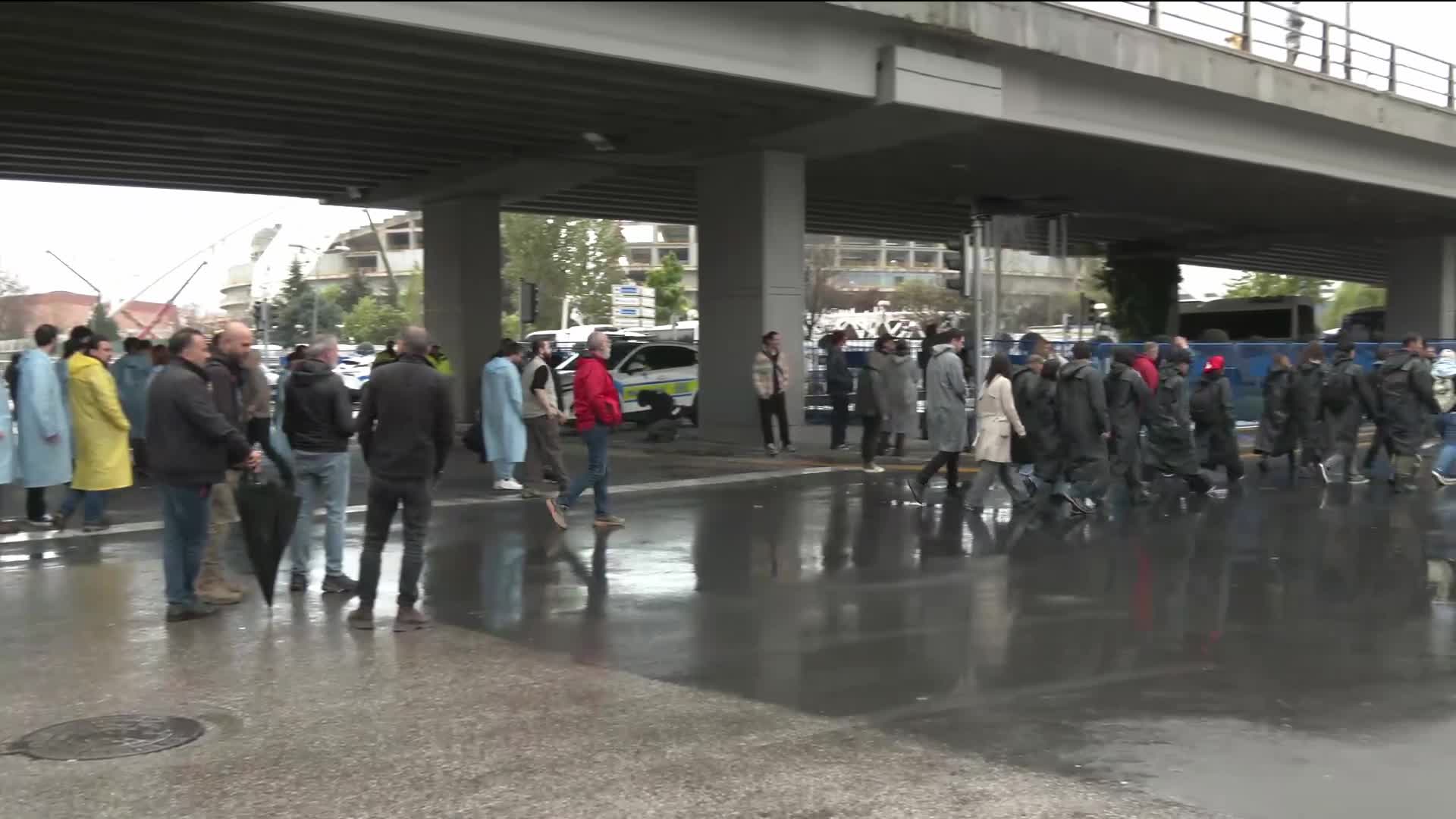 Ankara'da 1 Mayıs kutlamaları... Ulus'taki AKM önünde toplanan emekçiler, kutlamaların yapılacağı Tandoğan Meydanı'na yürüyüşe başladı