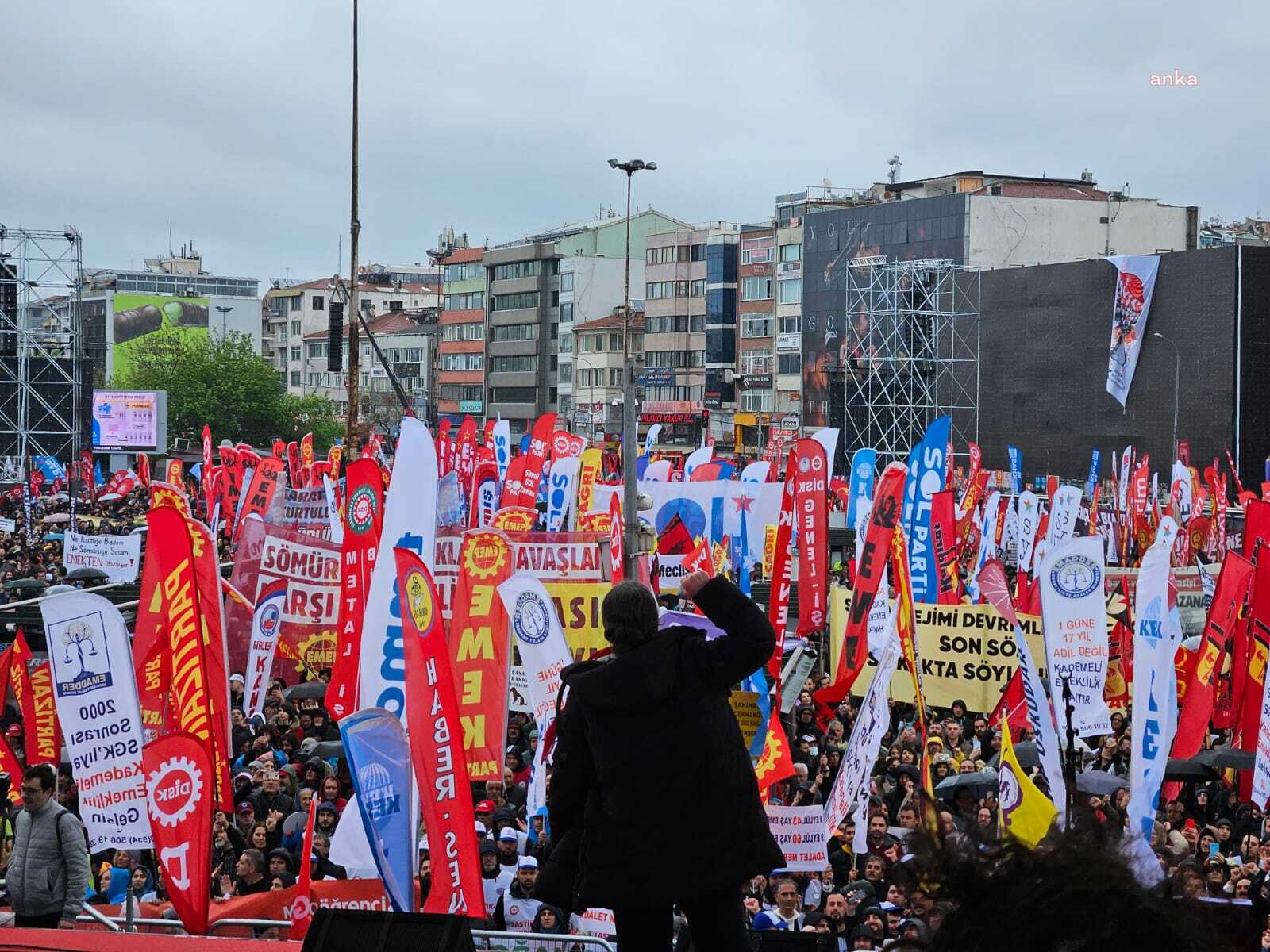 DİSK, KESK, TMMOB ve TTB’den ortak manifesto: “Çalışırken ölmediğimiz, gençlerin hapsedilmediği, eşit yurttaşlar olduğumuz, kayyumcuların değil,  halkın söz sahibi olduğu bir Türkiye mümkün”