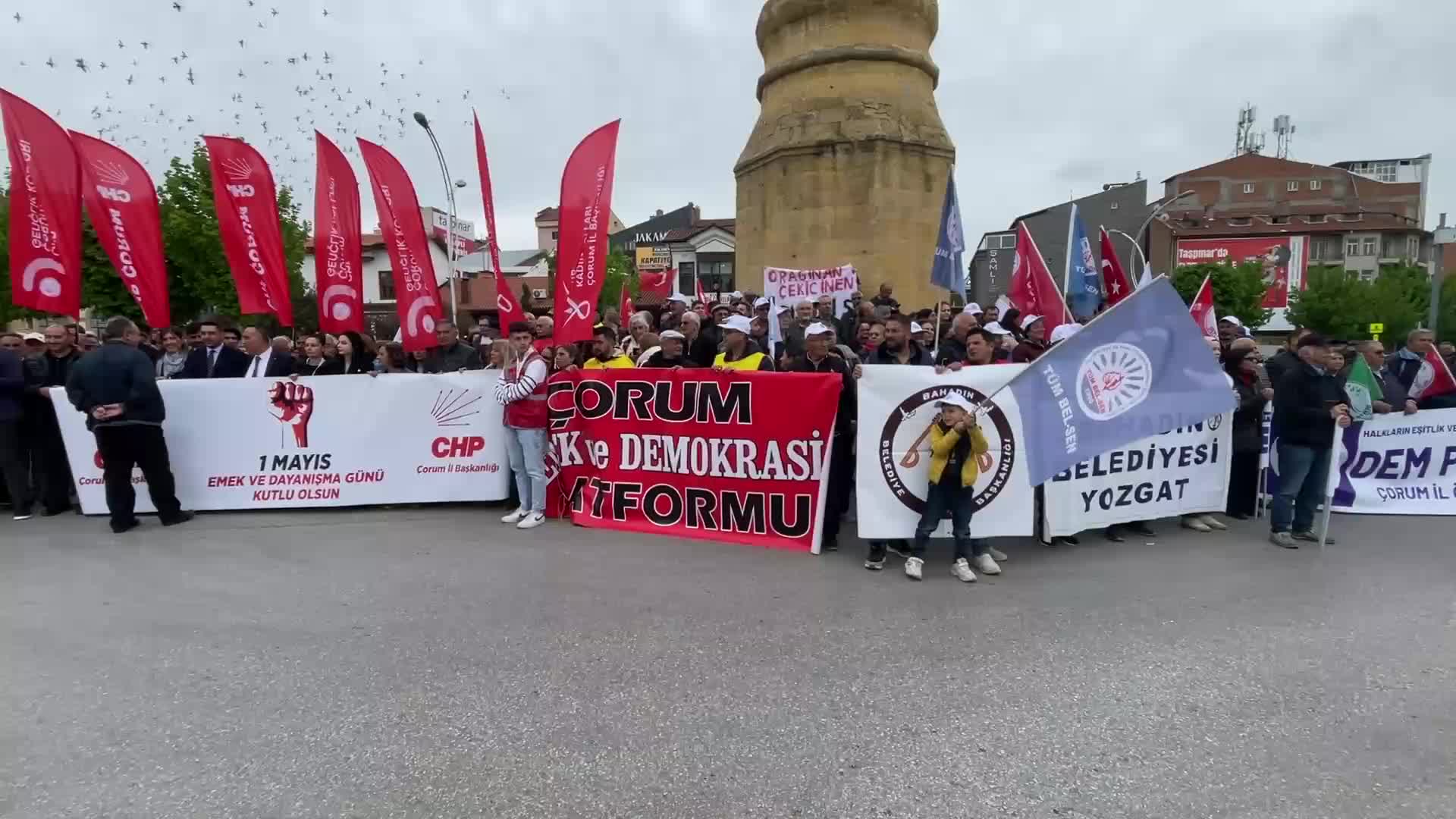 Çorum'da 1 Mayıs halaylar eşliğinde kutlandı