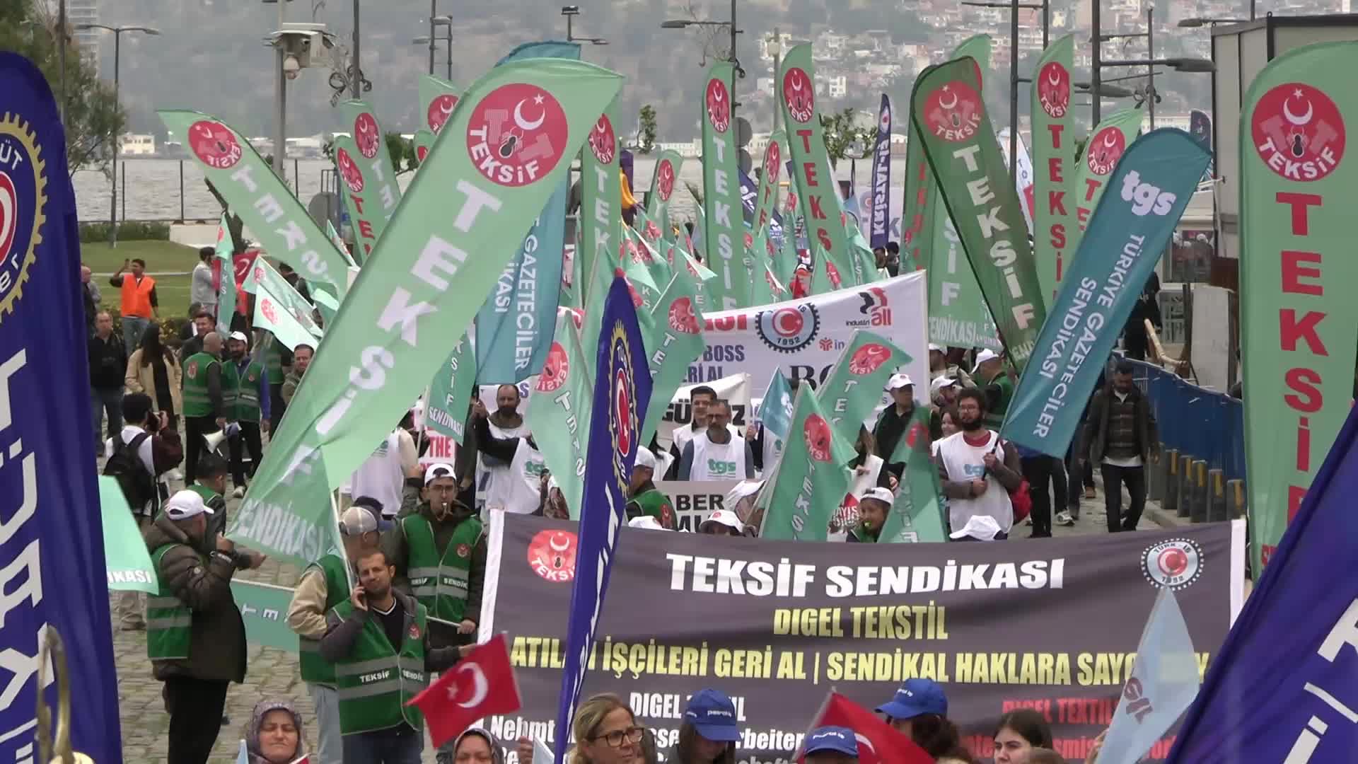 İzmir’de 1 Mayıs Gündoğdu Meydanı'nda kutlandı...DİSK Ege Temsilcisi Sarı: Korkuyorlar, korksunlar. Biz mücadelemizi sürdürüyoruz, sürdüreceğiz