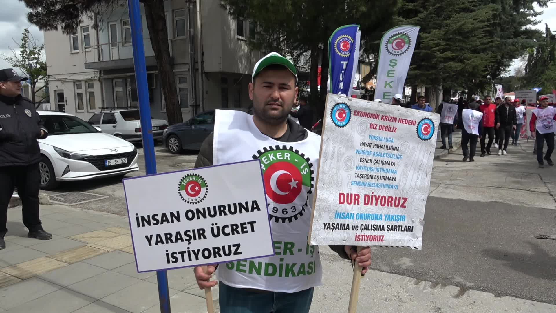 Burdur’da 1 Mayıs... Belediye işçileri temsili plastik çöp arabasıyla korteje katıldı