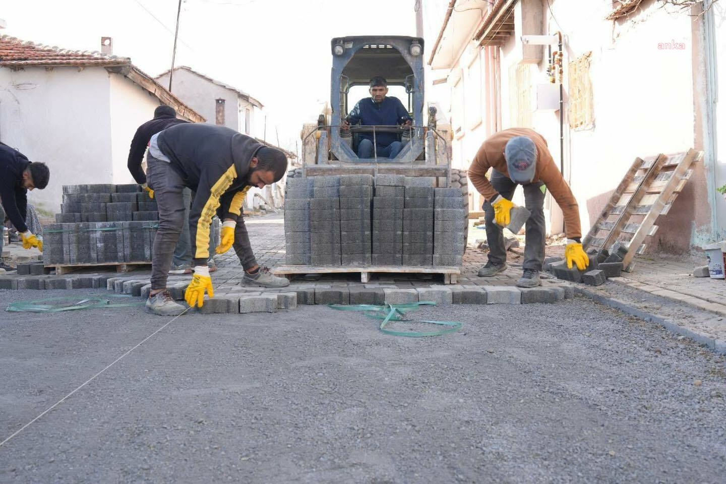 Burhaniye Belediyesi, yol yenileme çalışmalarına devam ediyor
