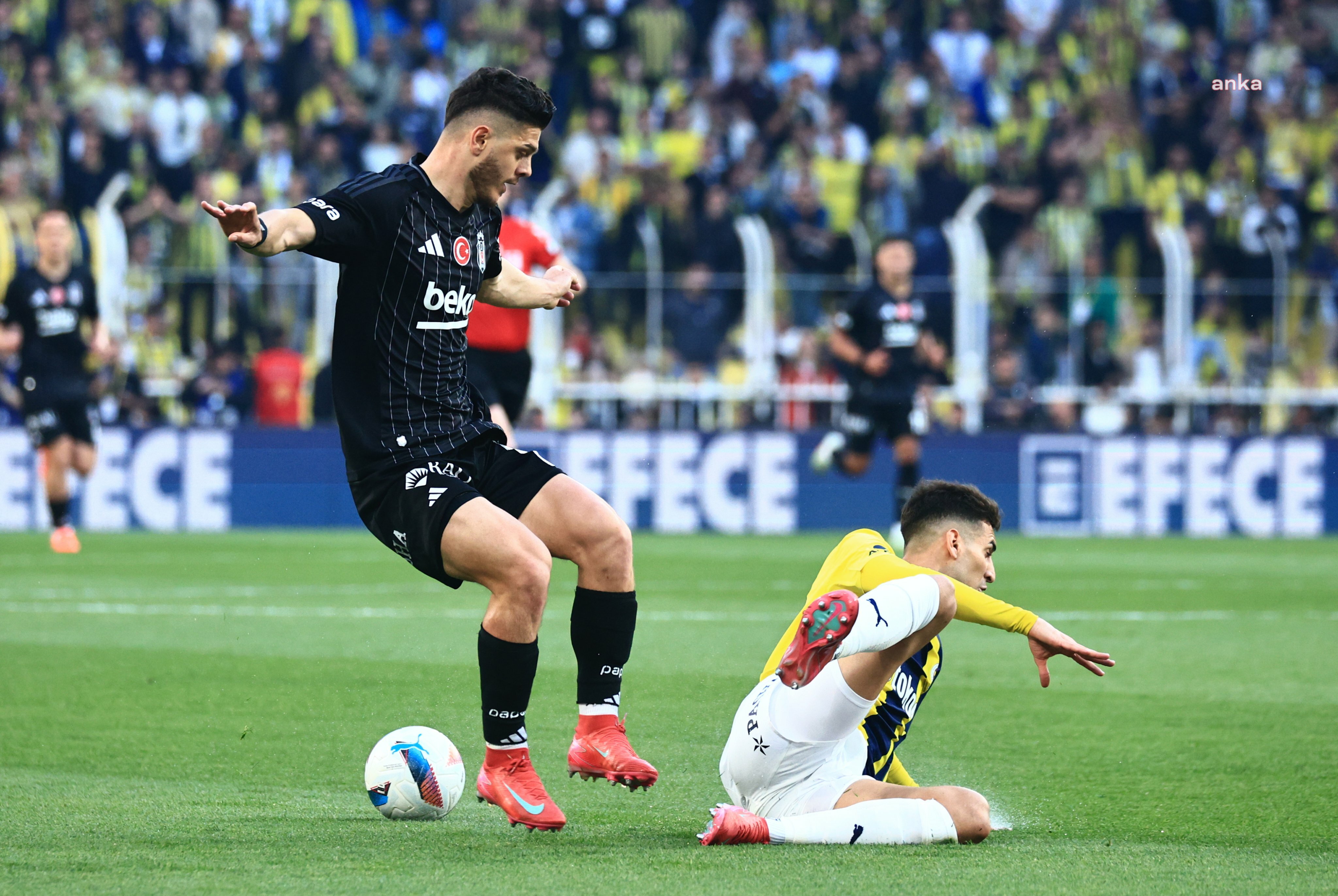 Fenerbahçe, sahasında Beşiktaş karşısında 1-0 kaybederek şampiyonluk yolunda ağır yara aldı