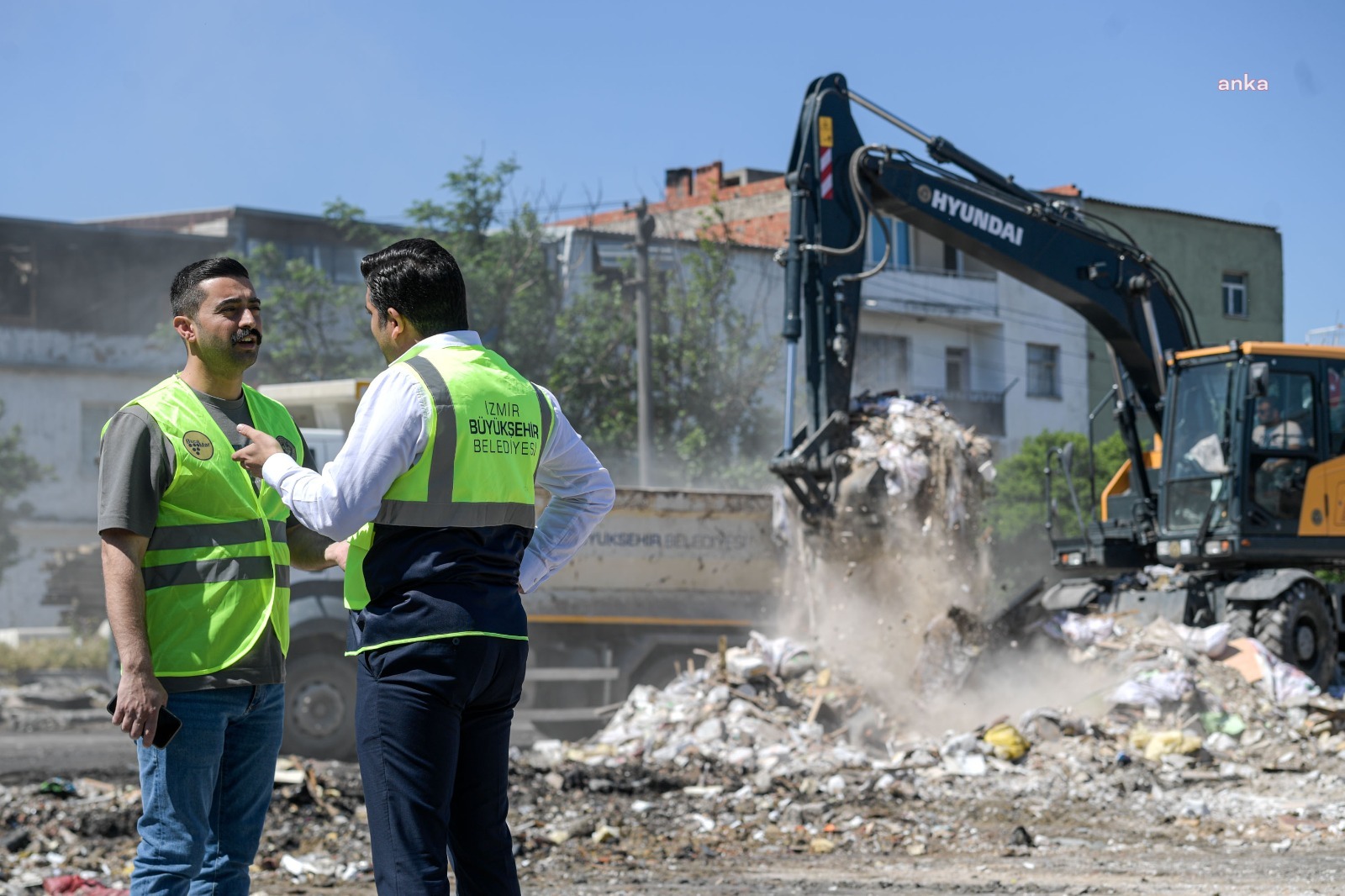 İzmir Büyükşehir Belediyesi’nden Buca’da temizlik operasyonu
