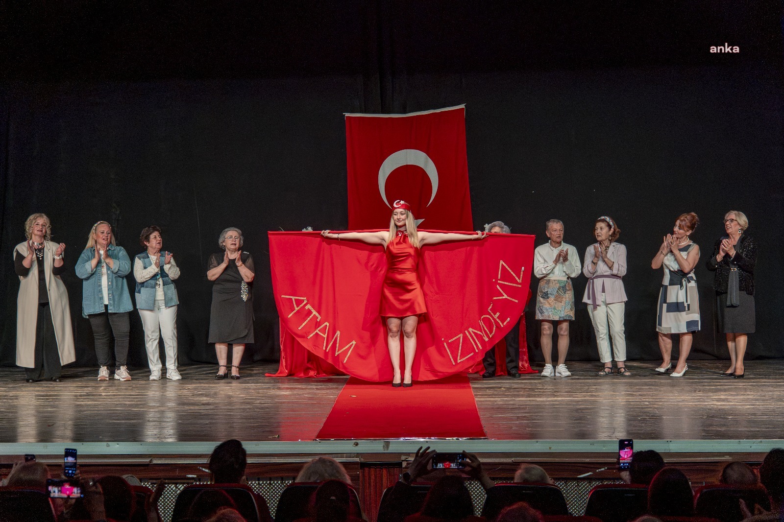 Karşıyaka Belediyesi Bilge Çınarlar Sağlıklı Yaş Alma Merkezi kursiyerlerinden renkli defile