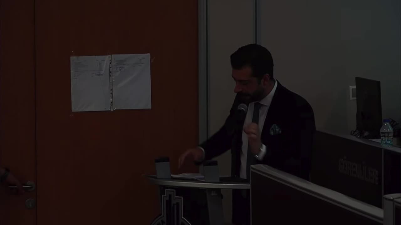 İzmir'de AK Partili meclis üyesi “Ağzını yüzünü dağıtırım” diyerek kürsüye yürüdü
