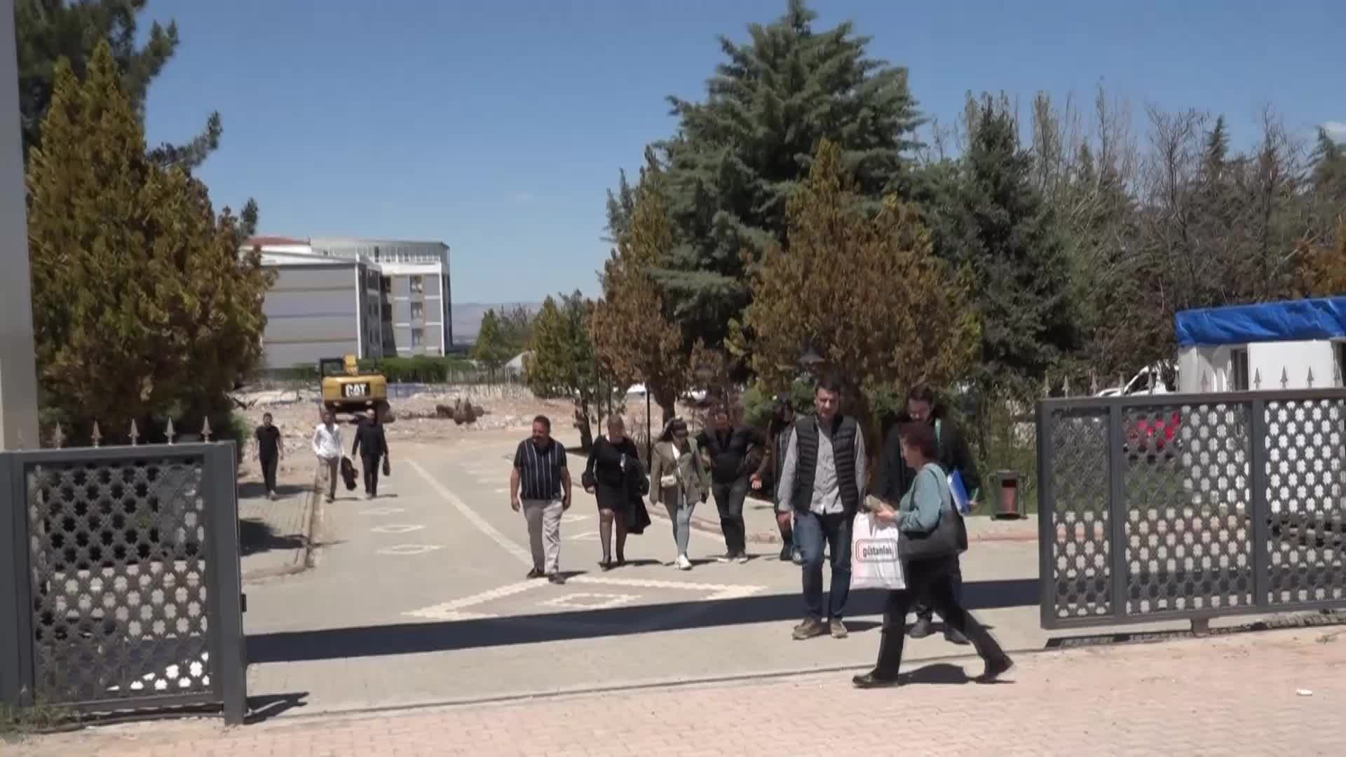 Depremde 78 kişiye mezar olan Hakimbey Apartmanı davasında mahkeme, dosyanın mütalaa hazırlanması için savcılığa gönderilmesine karar verdi