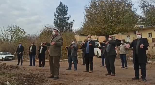 KÖYLÜLER ELEKTRİK DUASINA ÇIKTI: ALLAHIM BİZE ELEKTRİK VER, BİZİ BU ZULÜMDEN KURTAR
