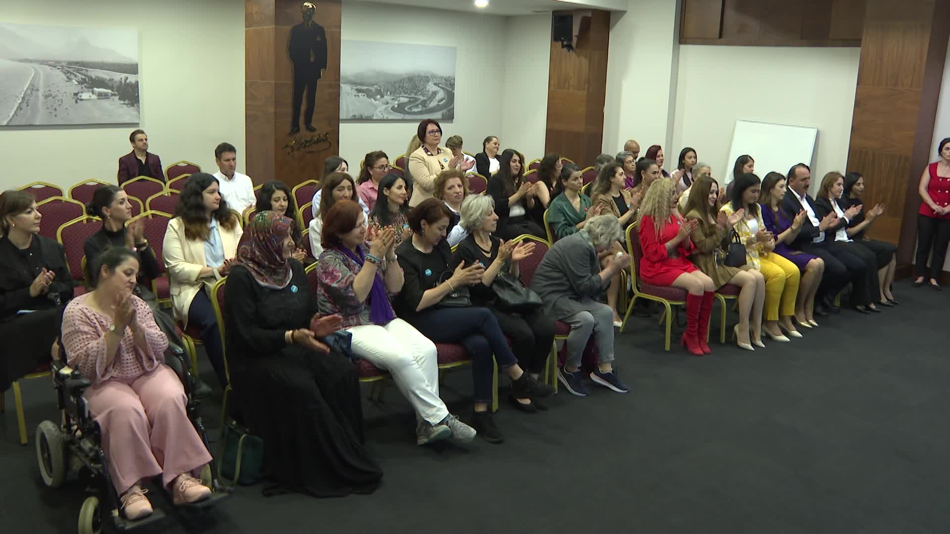Konyaaltı Belediye Başkanı Kotan, Kadının İnsan Hakları Eğitim Programı’na katılanlara sertifikalarını verdi