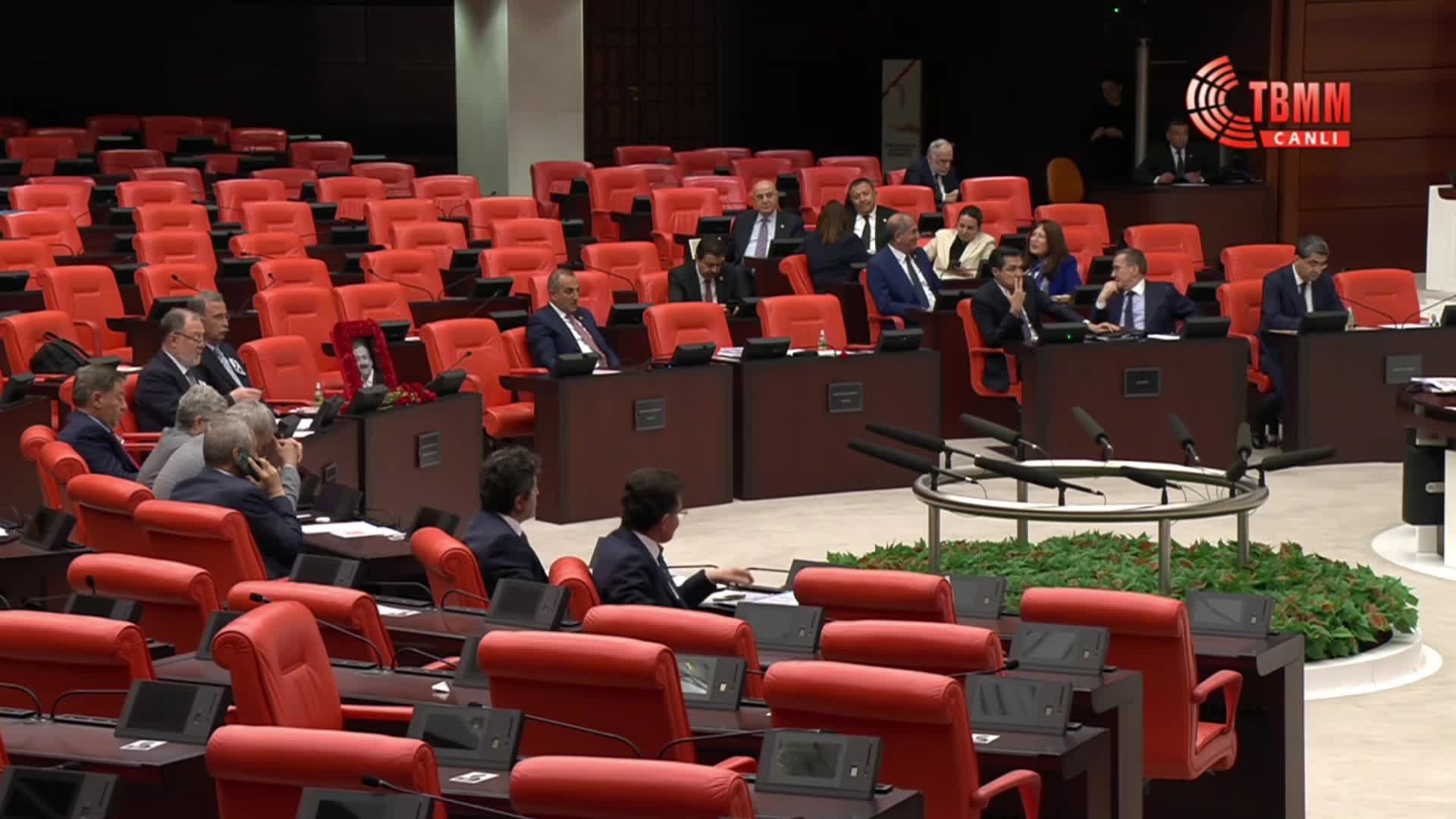 CHP'nin "Özgür Özel'e yapılan saldırı araştırılsın" önerisi reddedildi... Murat Bakan: Gizli el sadece bir failin değil, onu cesaretlendiren sistemin ve iklimin kendisidir