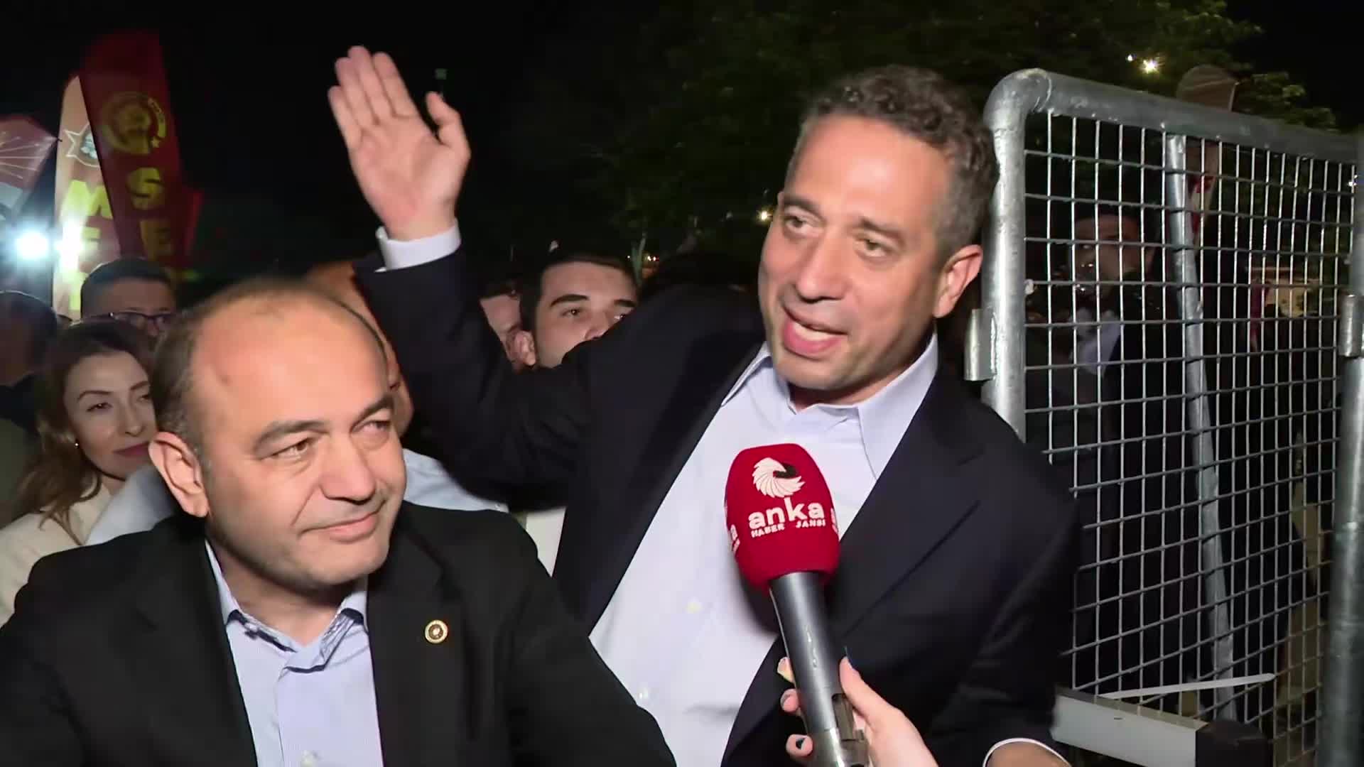 CHP'nin aydınlatma cihazlarının olduğu araç miting alanına alınmadı... Ali Mahir Başarır, "Ambleminde ampul olan bir parti on binleri karanlıkta bıraktı"