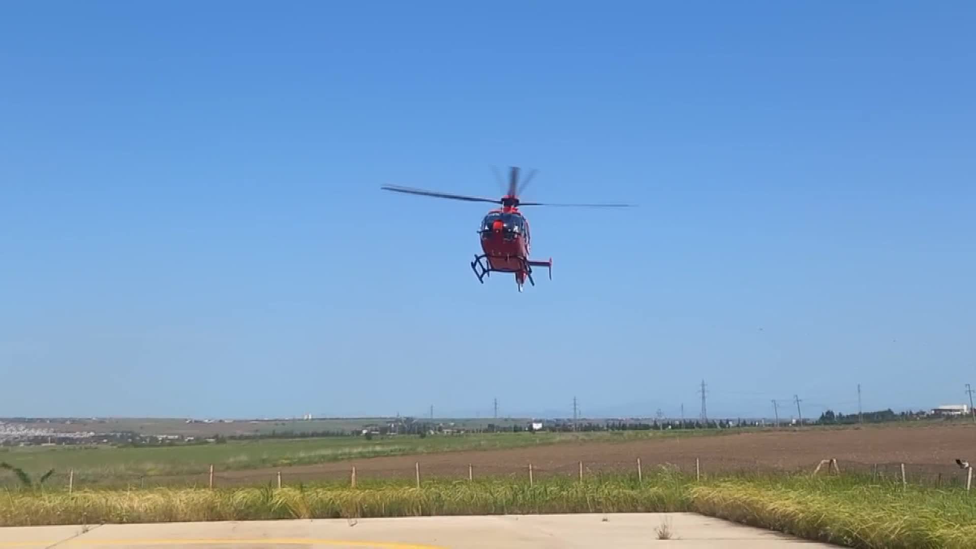 Diyarbakır'ın Kulp ilçesinde ağaçtan düşen kişi ambulans helikopterle hastaneye sevk edildi
