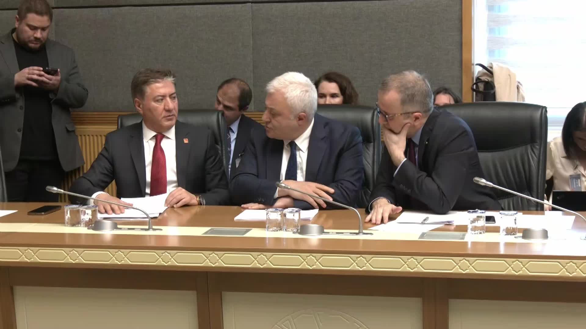 TBMM Dijital Mecralar Komisyonunda içtüzük tartışması... Murat Emir: "Ekrem İmamoğlu'nu susturdunuz, bizi de susturamazsınız. Eşkıya mısınız, içtüzüğe uymuyorsunuz"