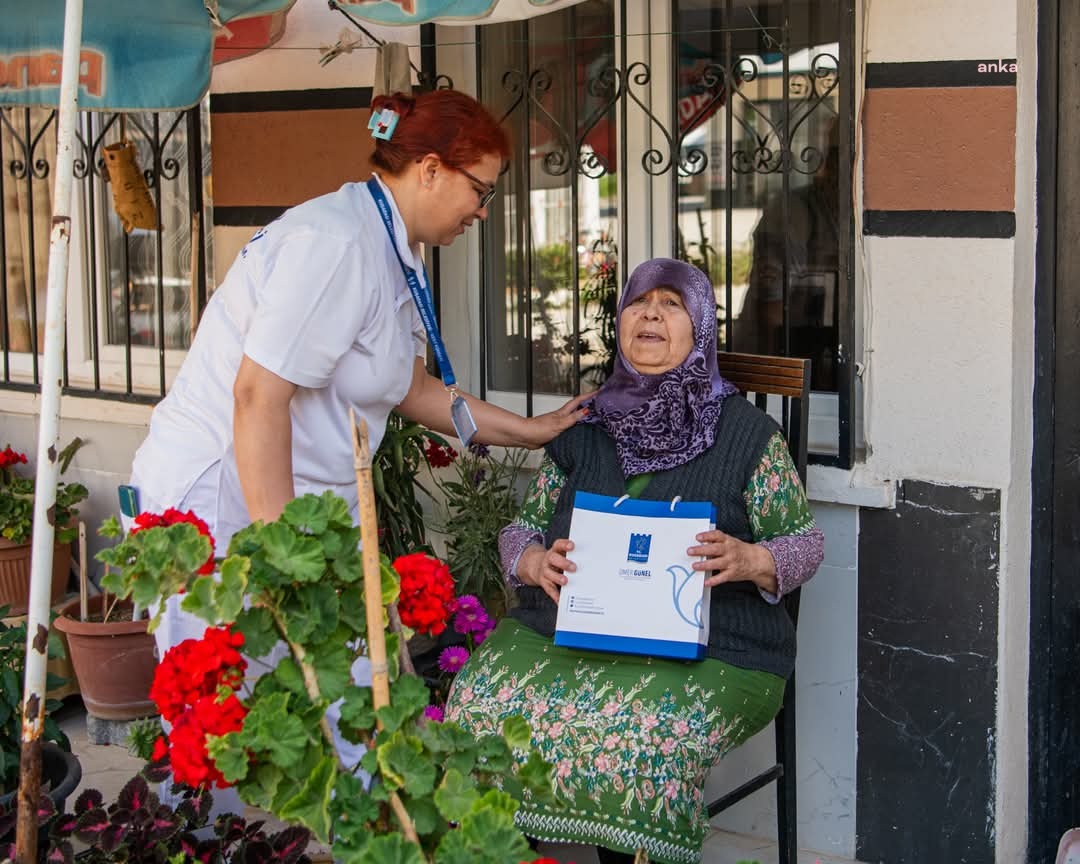 Kuşadası Belediyesi'nden annelere ziyaret