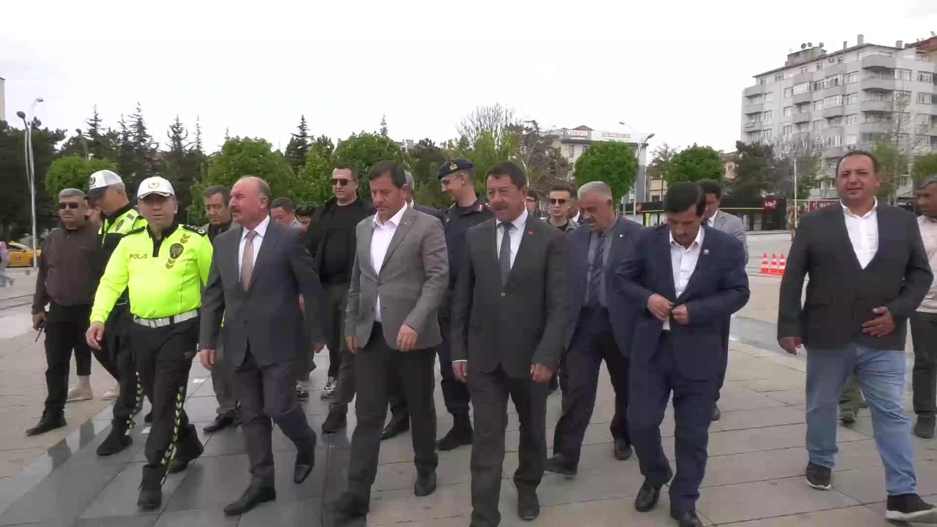 Çorum Valisi Ali Çalgan, Trafik Haftası etkinlikleri kapsamında Kadeş Barış Meydanı’nda açılan stantları ziyaret etti