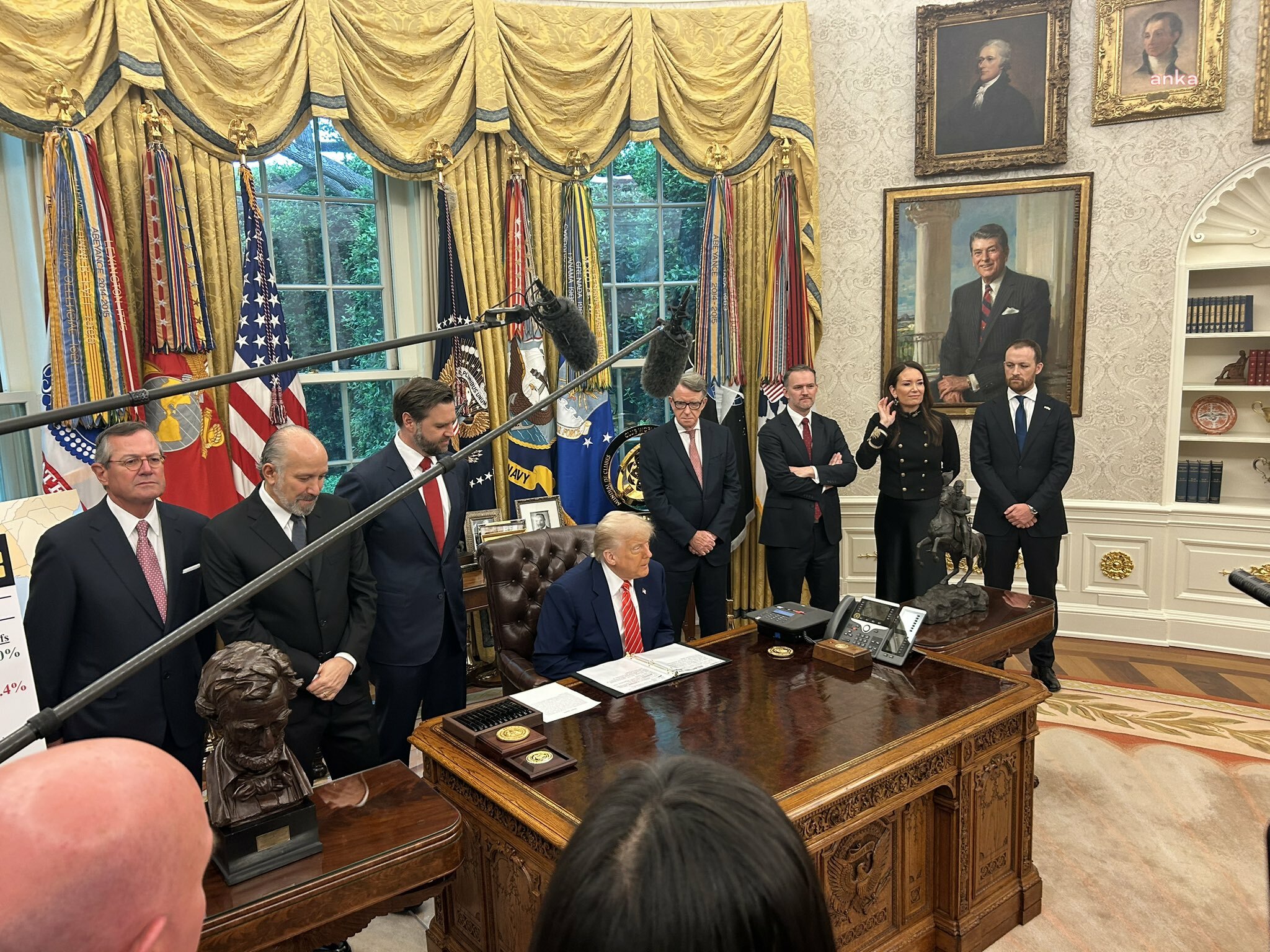 ABD-İngiltere arasındaki ticaret anlaşmasını duyuran Trump, Ukrayna ile maden anlaşmasını da tamamladıklarını bildirdi