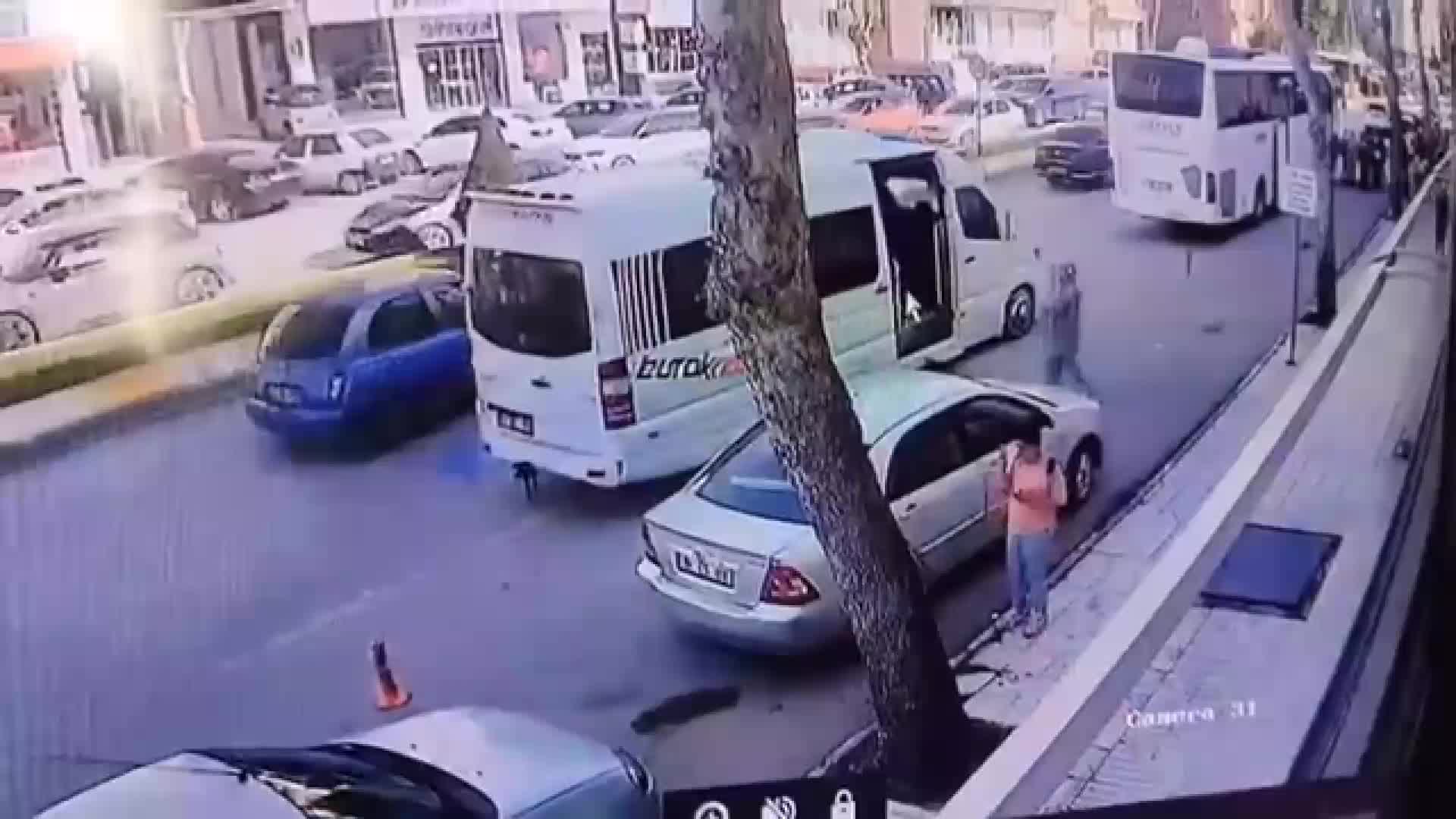 Çorum'da el freni çekilmeyen minibüs, öğrencilere korku dolu anlar yaşattı
