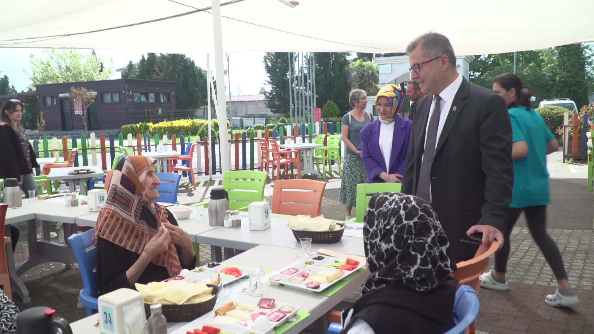 Osmangazi Belediyesi'nden Alzheimer hastaları için Anneler Günü kutlaması