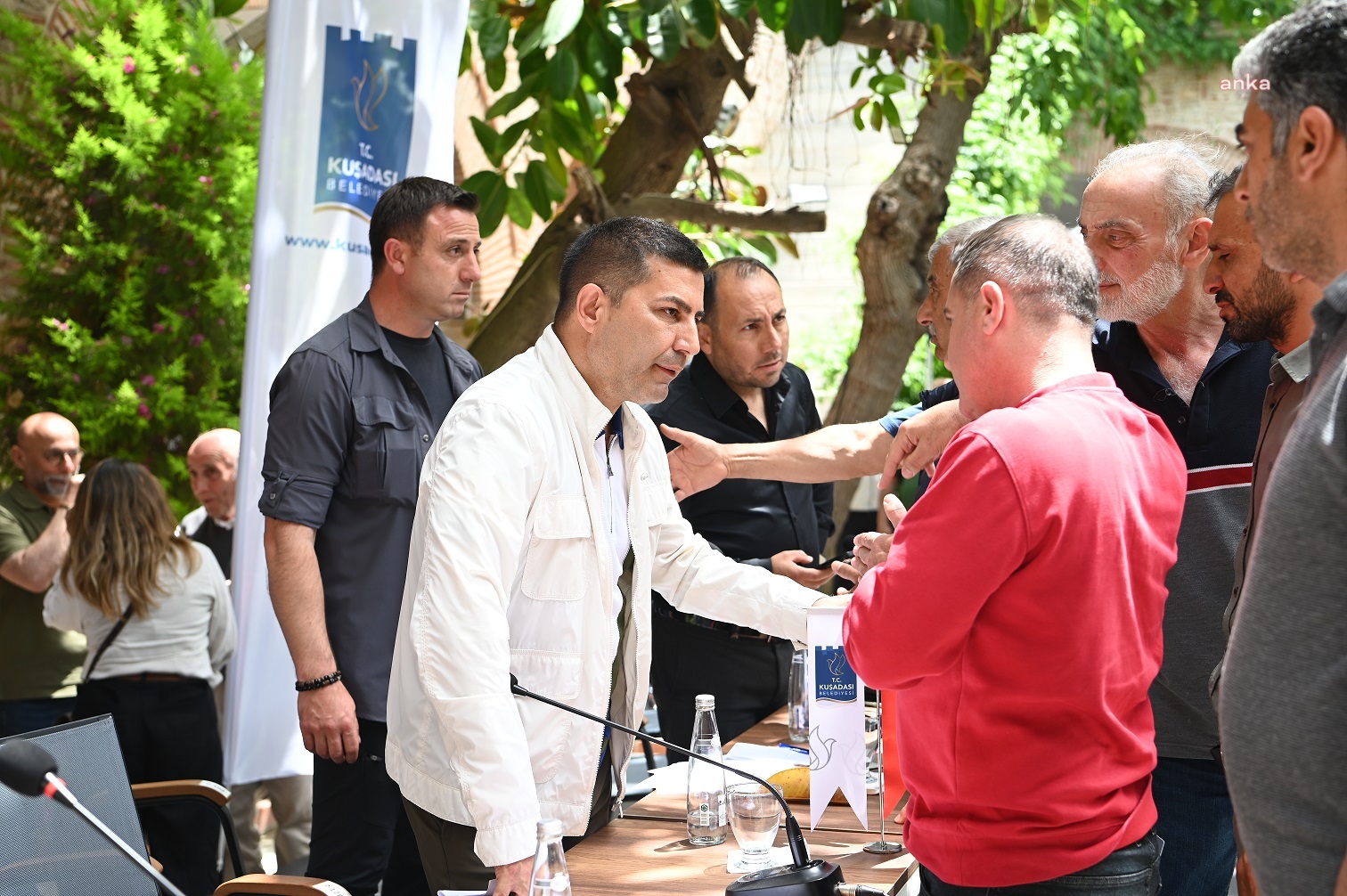 Kuşadası Belediye Başkanı Günel, çarşı esnafı ile bir araya geldi