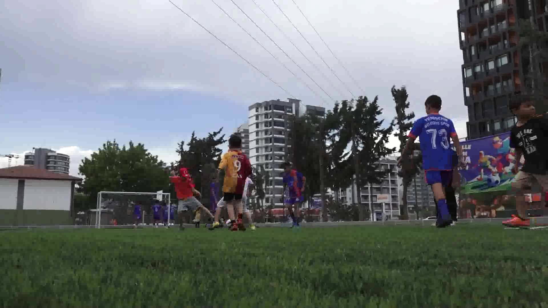 Yenişehir Belediye Başkanı Özyiğit, çocukların halı saha talebini geri çevirmedi