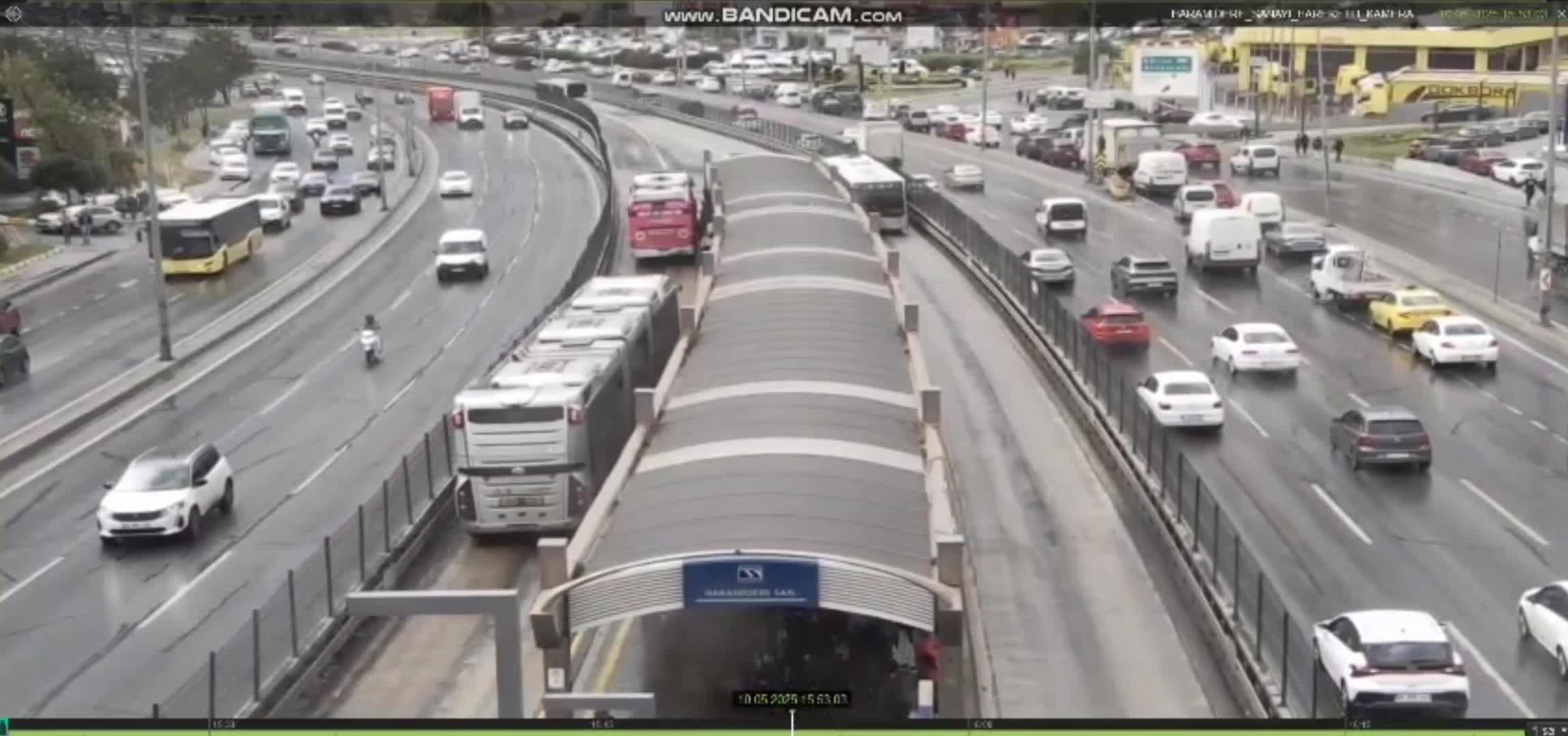 Kaza anı güvenlik kamerasında... İBB: Metrobüs kazasıyla ilgili soruşturma başlatılmıştır