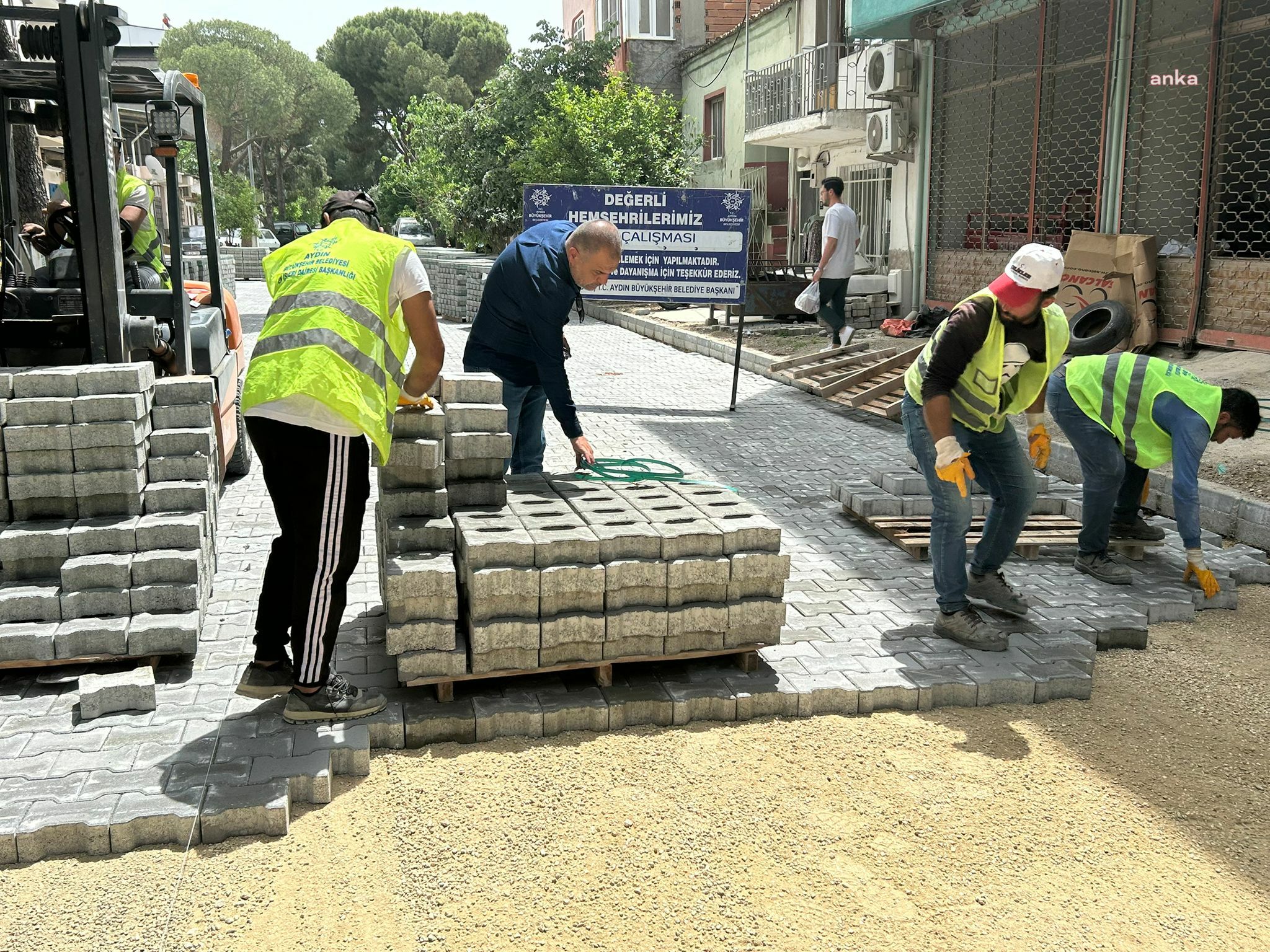 Aydın Büyükşehir Belediyesi'nden iki ilçede eş zamanlı yol çalışması