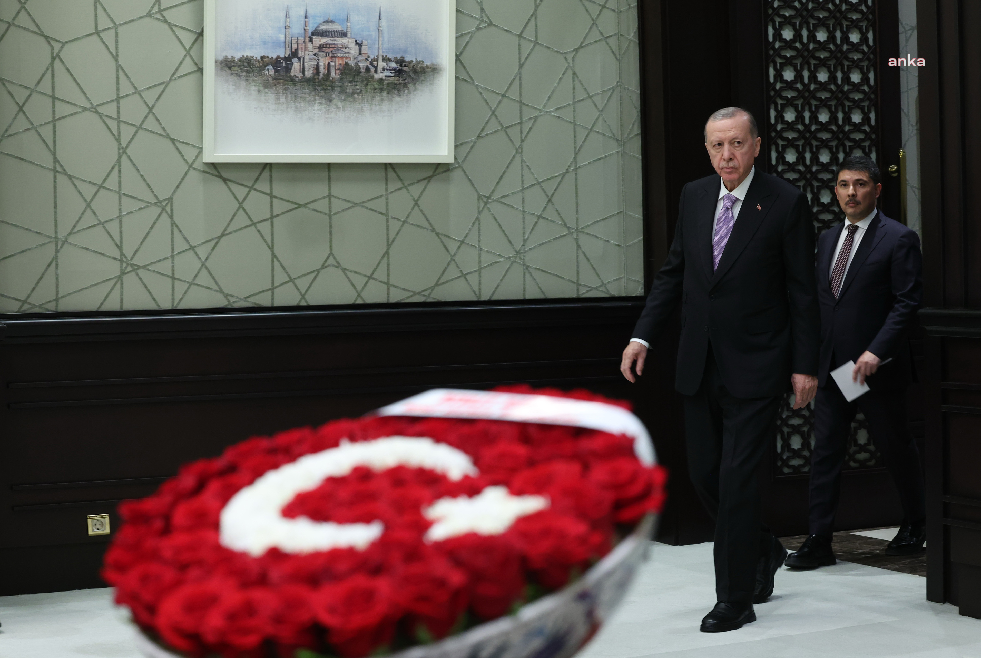 Devlet Bahçeli, kabine toplantısına Türk bayrağı motifli gül aranjmanı gönderdi