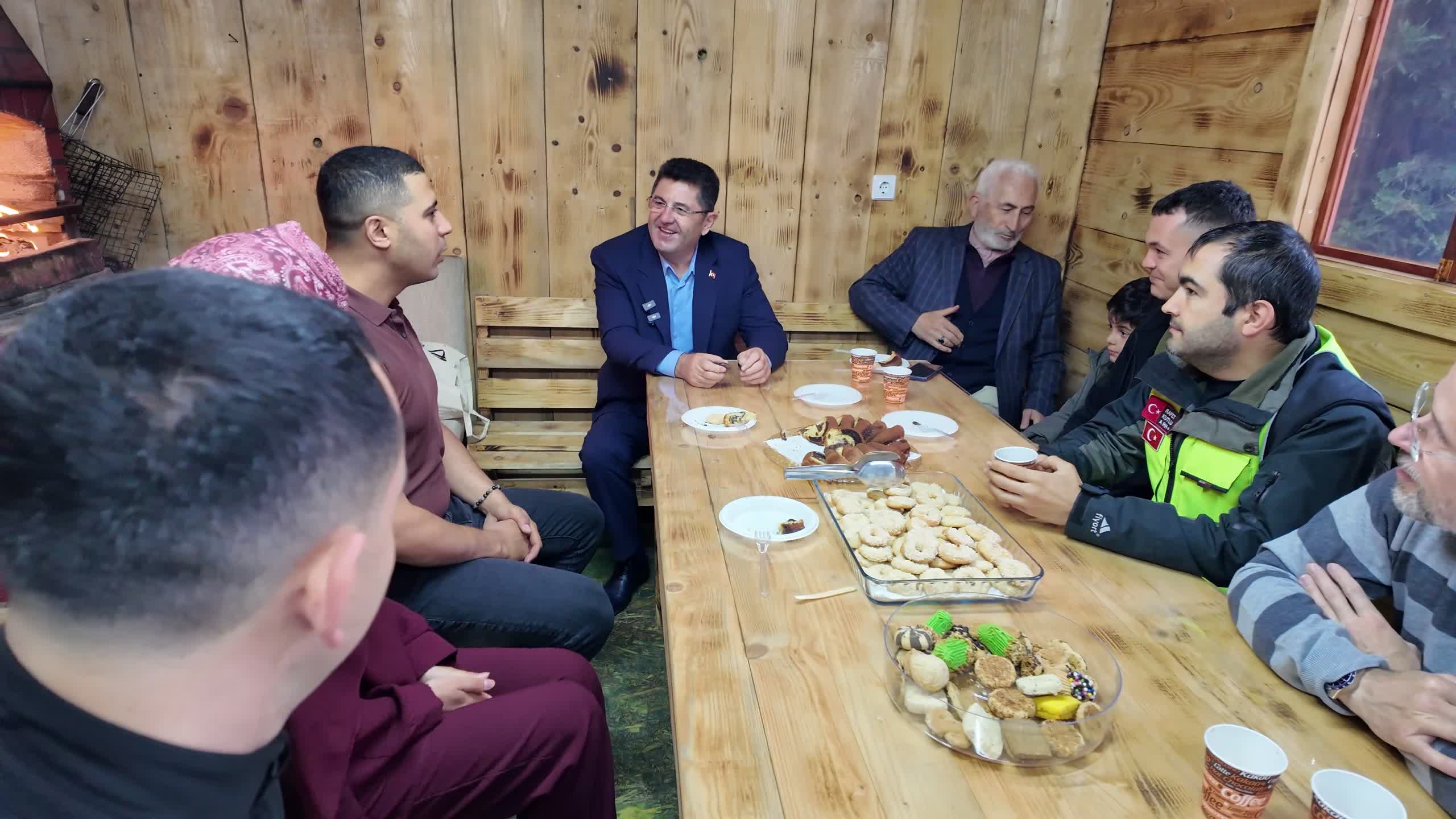 Çekmeköy Belediye Başkanı Çerkez, motosikletle umreden dönen Çam çiftini ziyaret etti